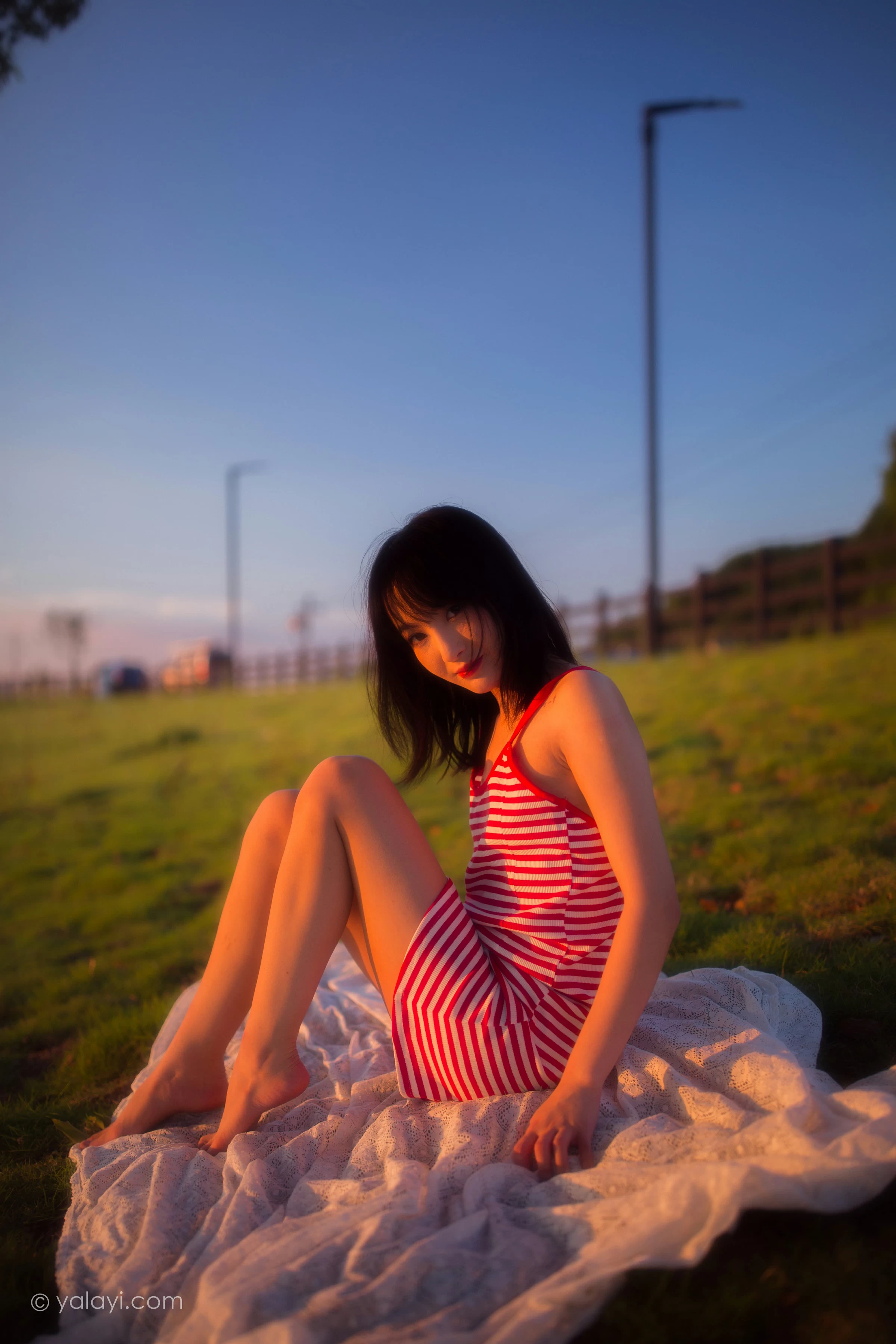 [YALAYI雅拉伊]NO.690 《红了》 落落 红色吊带连衣裙写真第4张