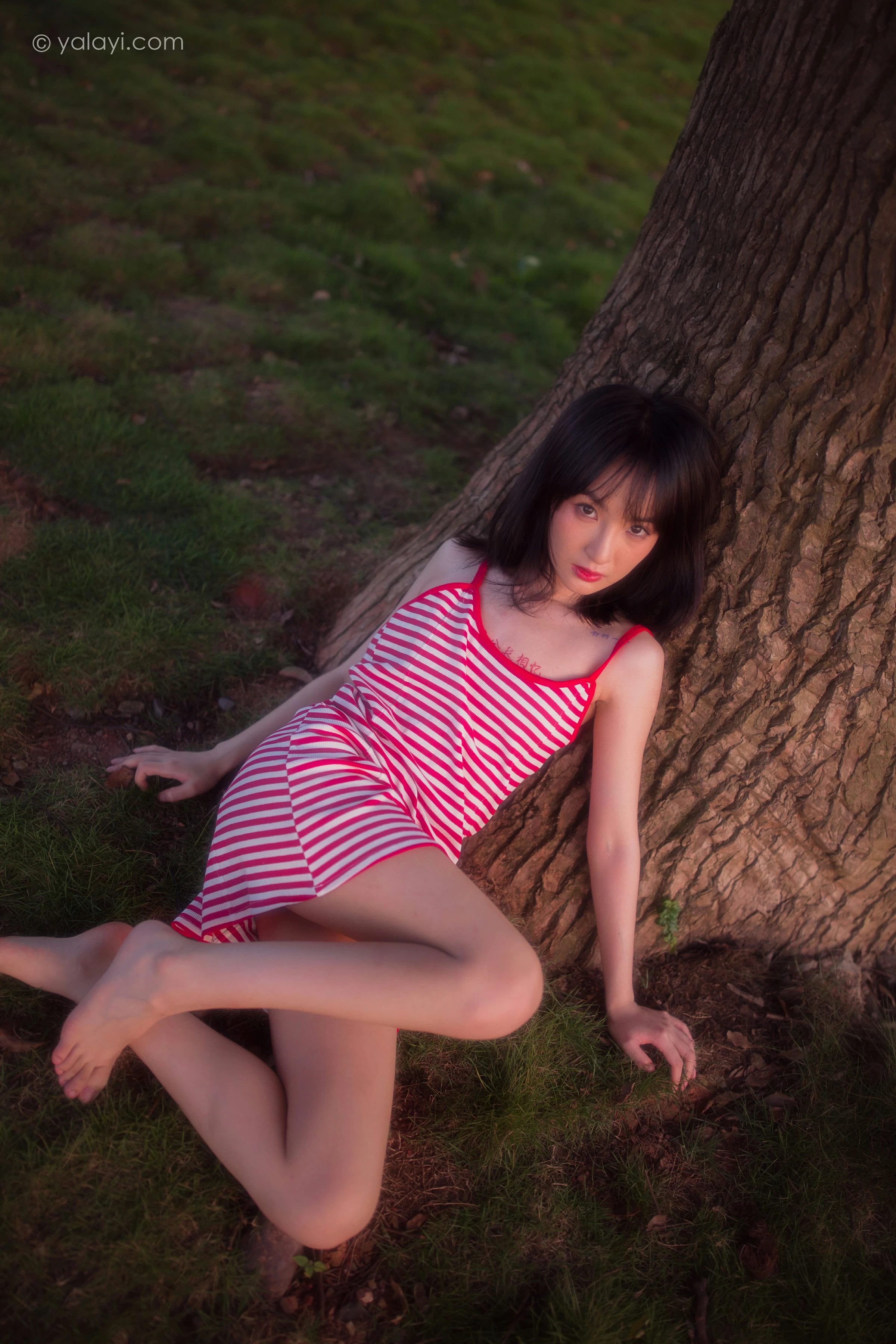 [YALAYI雅拉伊]NO.690 《红了》 落落 红色吊带连衣裙写真第11张