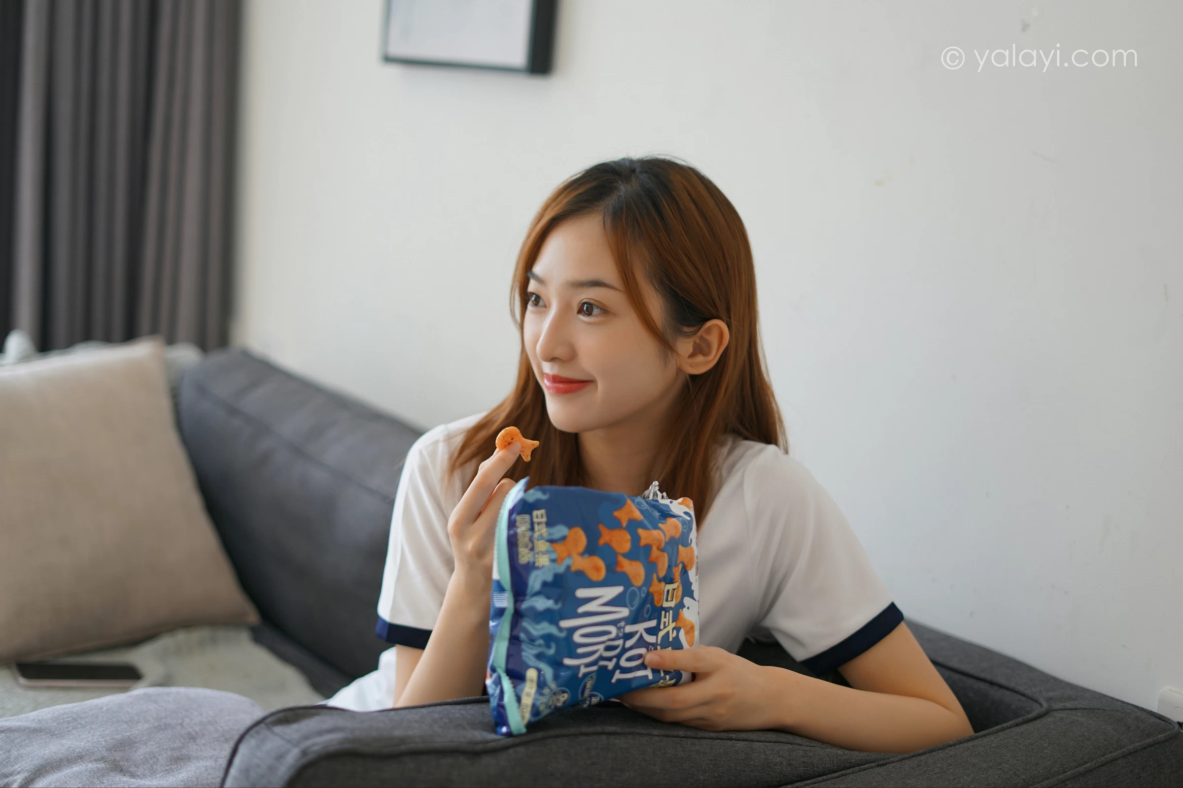 [YALAYI雅拉伊]2021.11.16 平常日子 楚媛 白色短袖加蓝色短裤居家私房写真集第1张