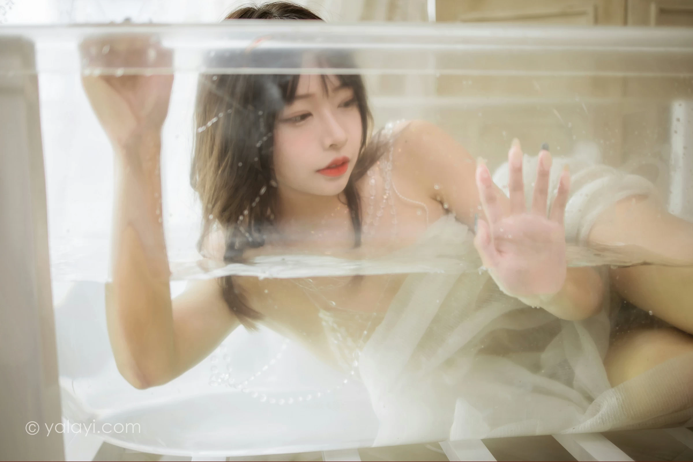 [YALAYI雅拉伊]2021.11.22 水中白莲 阿禾 白色透视裸背礼服裙性感私房写真集第13张