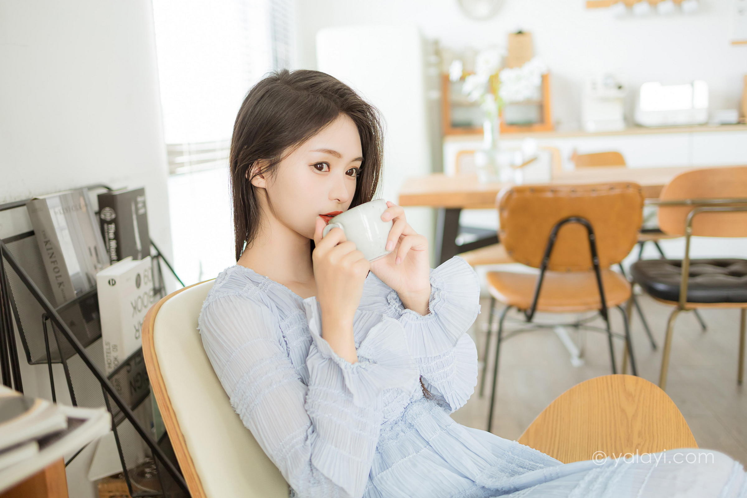 [YALAYI雅拉伊]2022.07.08 糖的滋味 沐兰 淡蓝色透视连衣裙加肉丝美腿清纯写真集第3张