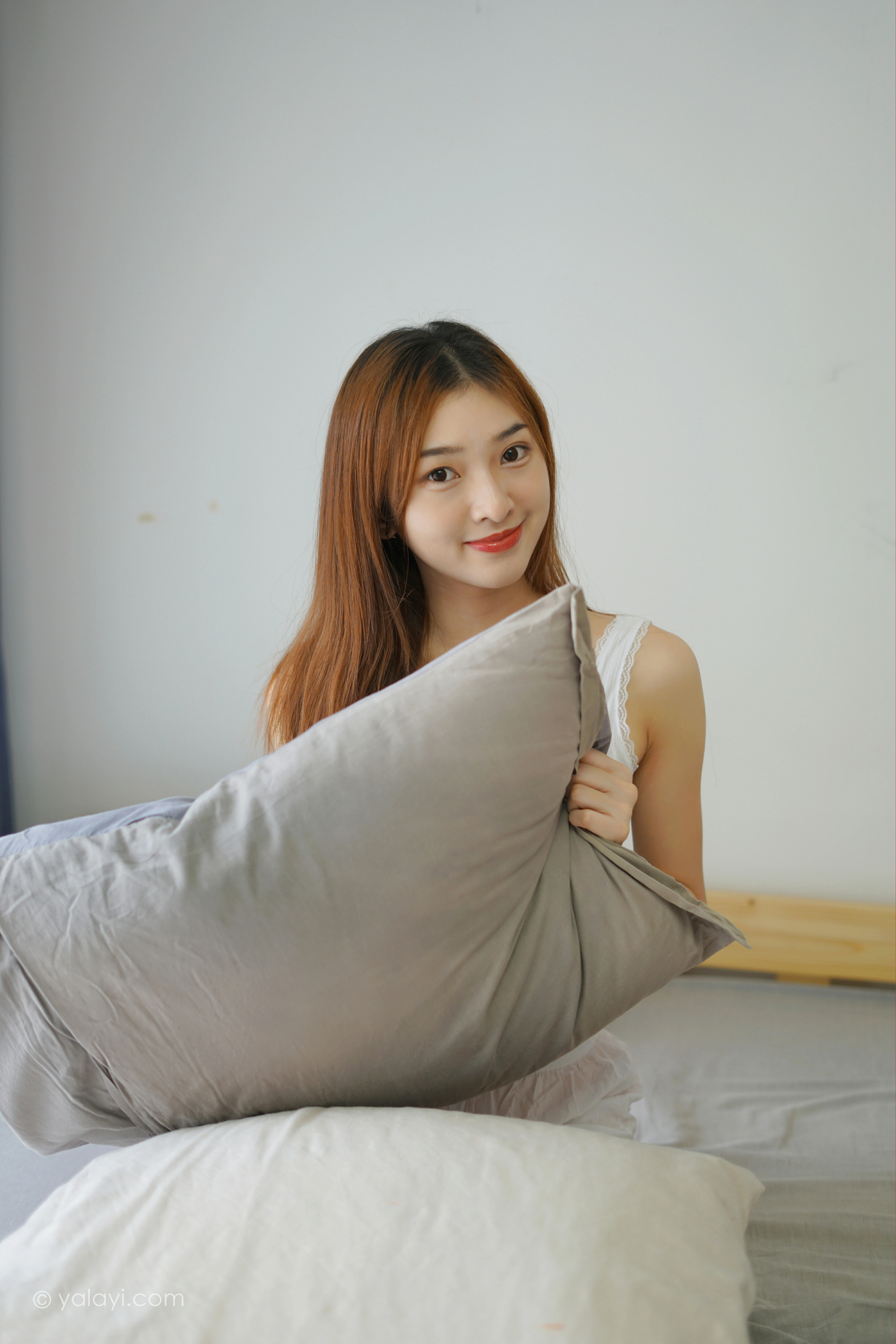 [YALAYI雅拉伊]NO.854 清晨阳光 楚媛 白色蕾丝连衣裙居家性感写真集第4张