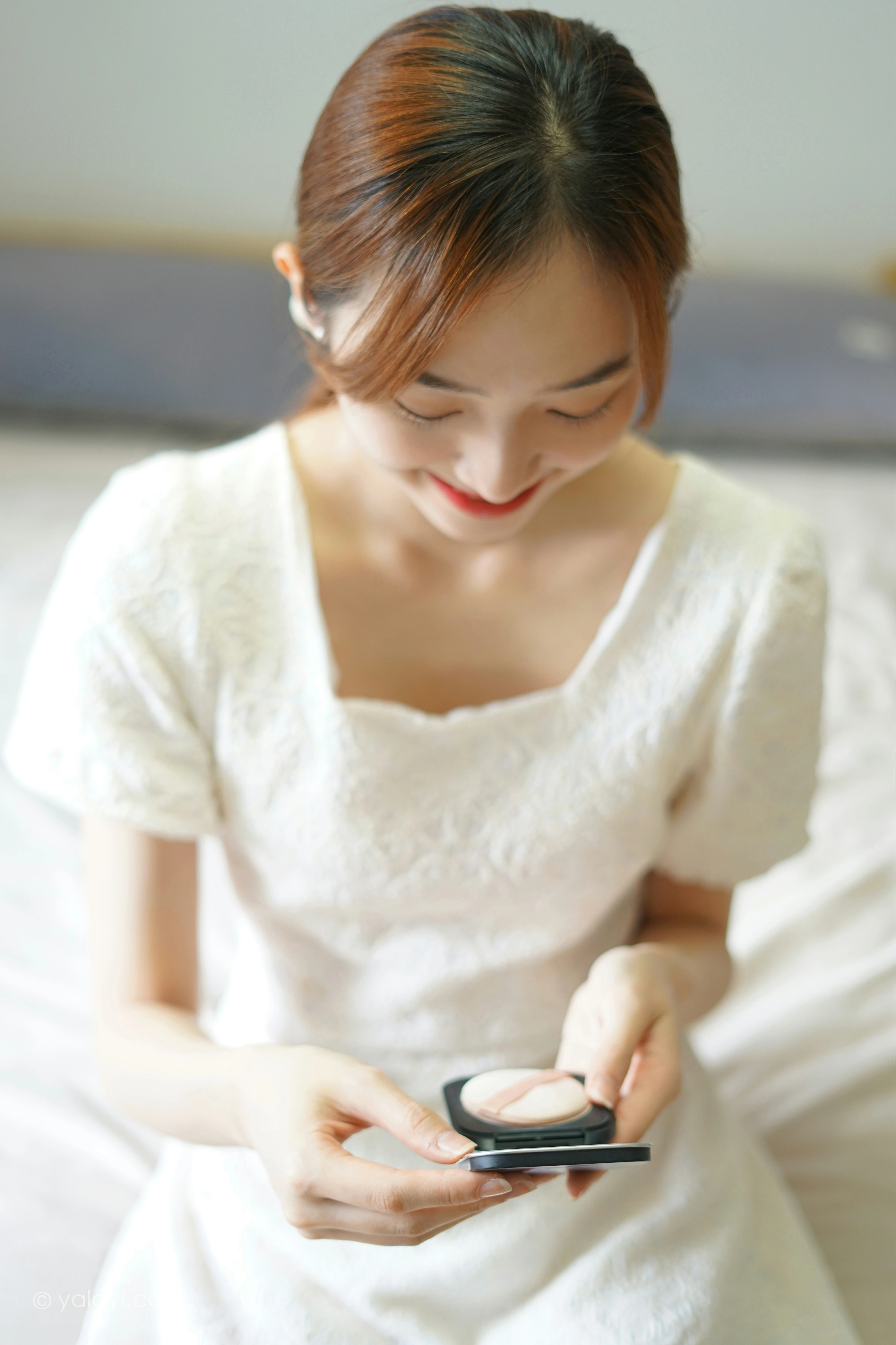 [YALAYI雅拉伊]NO.854 清晨阳光 楚媛 白色蕾丝连衣裙居家性感写真集第12张