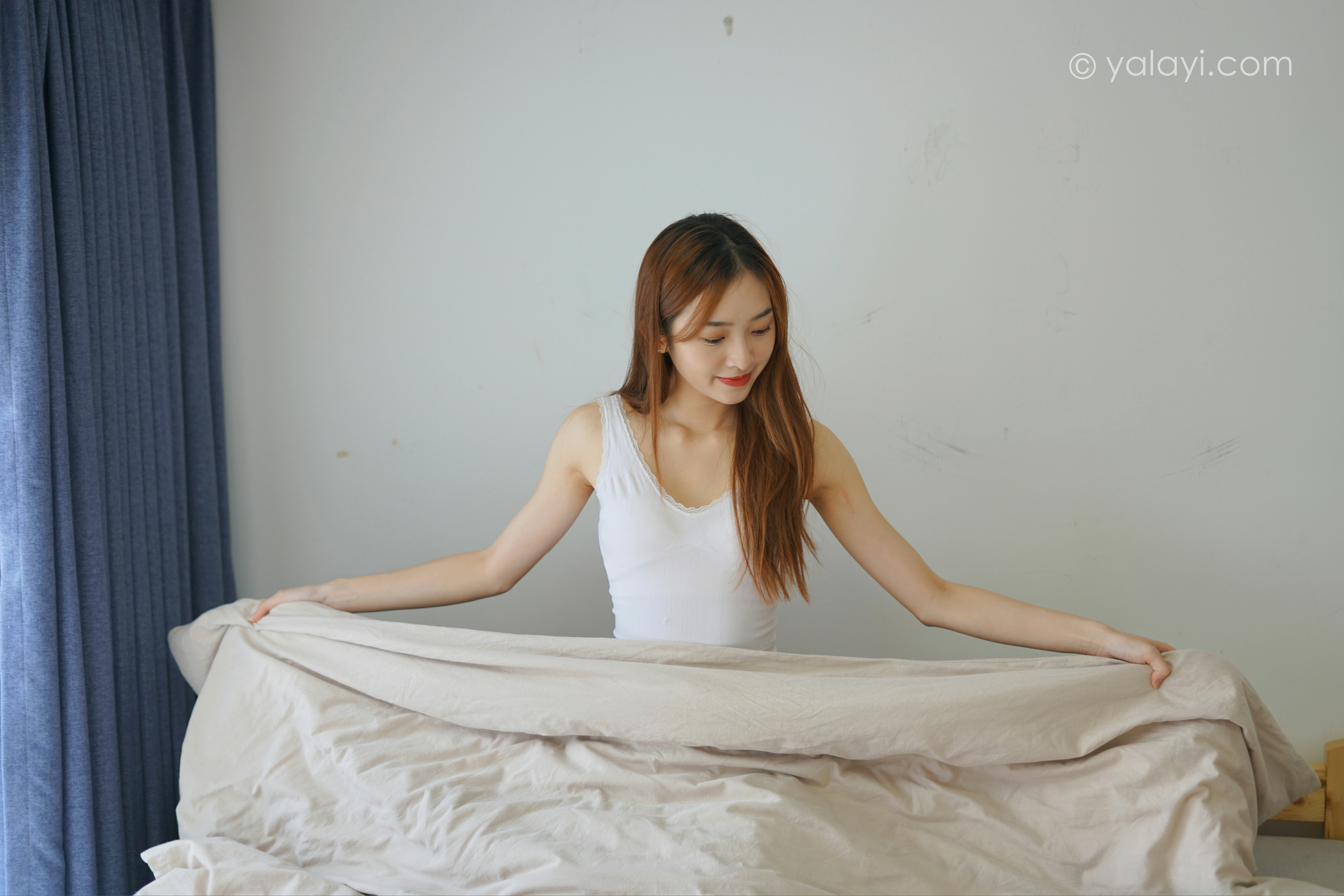 [YALAYI雅拉伊]NO.854 清晨阳光 楚媛 白色蕾丝连衣裙居家性感写真集第2张