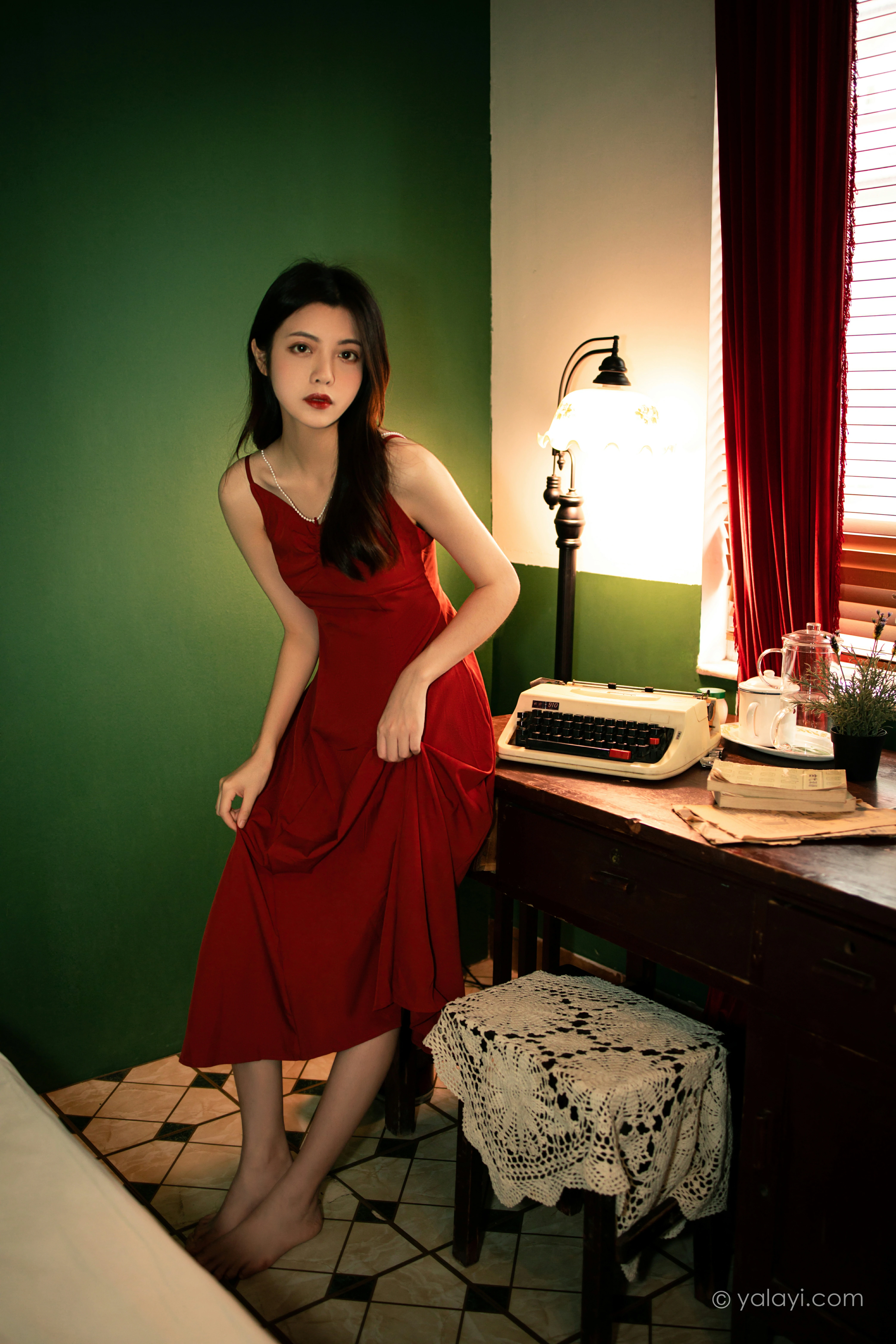 [YALAYI雅拉伊]NO.855 回到过去 梓文 红色吊带裸背连衣裙居家性感写真集第5张