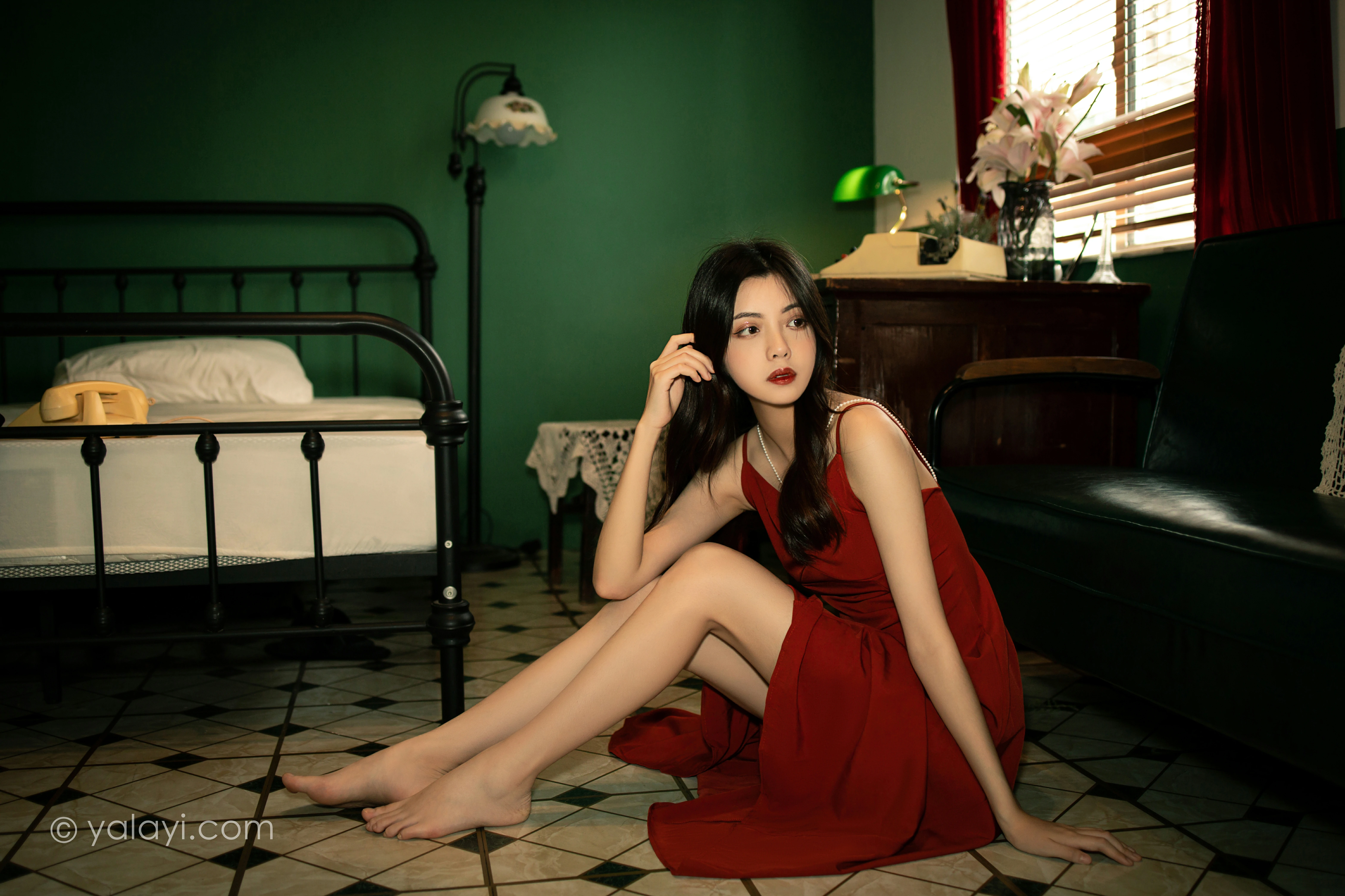[YALAYI雅拉伊]NO.855 回到过去 梓文 红色吊带裸背连衣裙居家性感写真集第12张