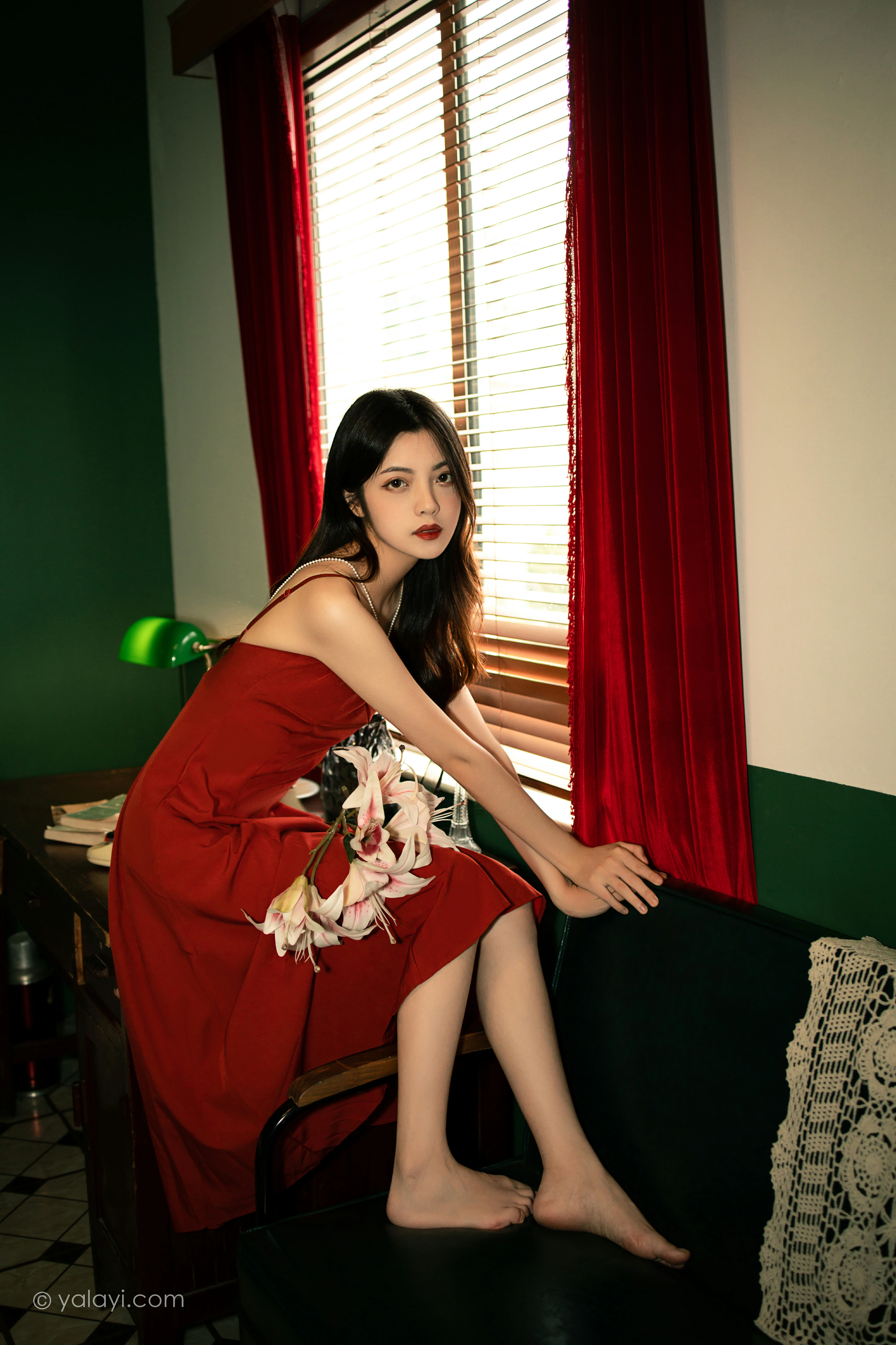 [YALAYI雅拉伊]NO.855 回到过去 梓文 红色吊带裸背连衣裙居家性感写真集第13张