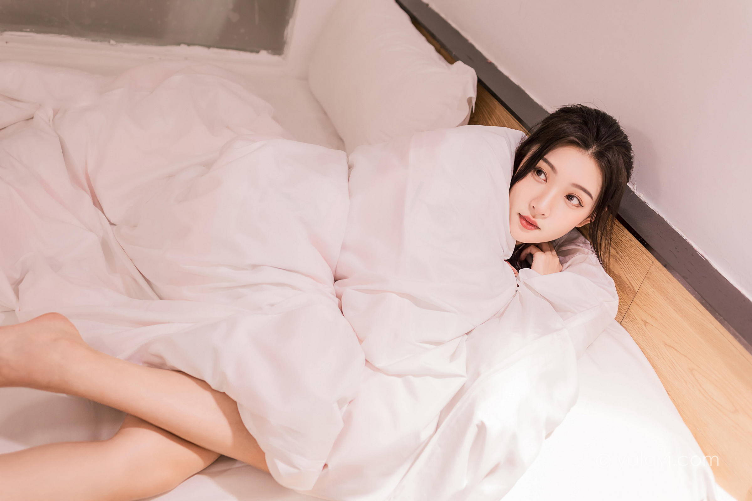 [YALAYI雅拉伊]2022.07.11 一直爱你 徐小云 白底黑点吊带连衣裙居家清纯写真集第12张