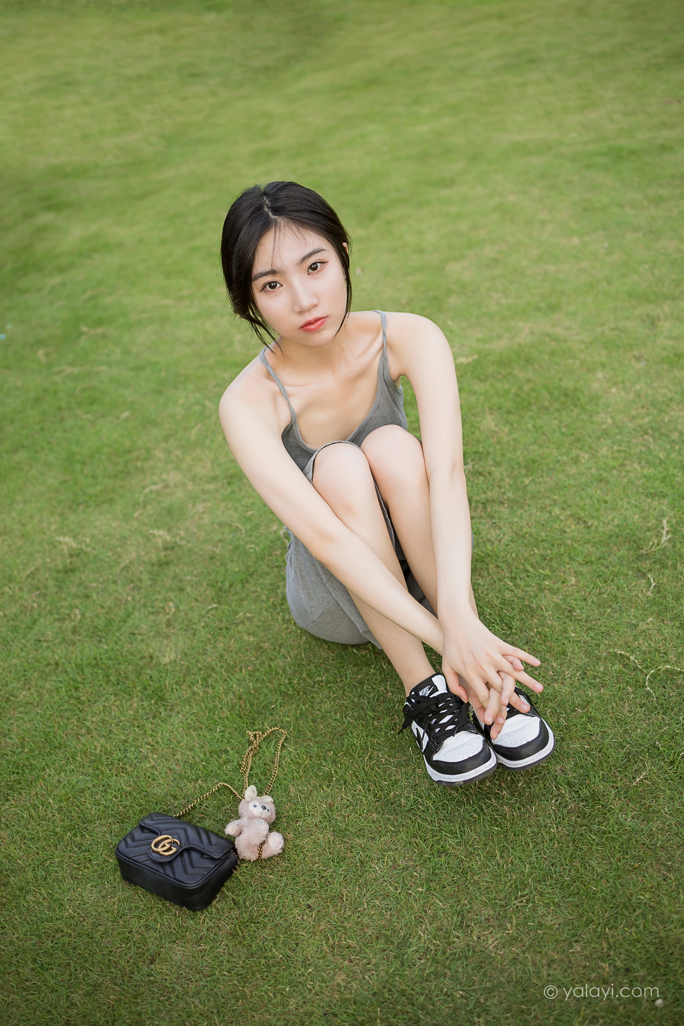[YALAYI雅拉伊]2022.01.17 游乐园 小乔 灰色吊带露背连衣裙性感写真集第8张