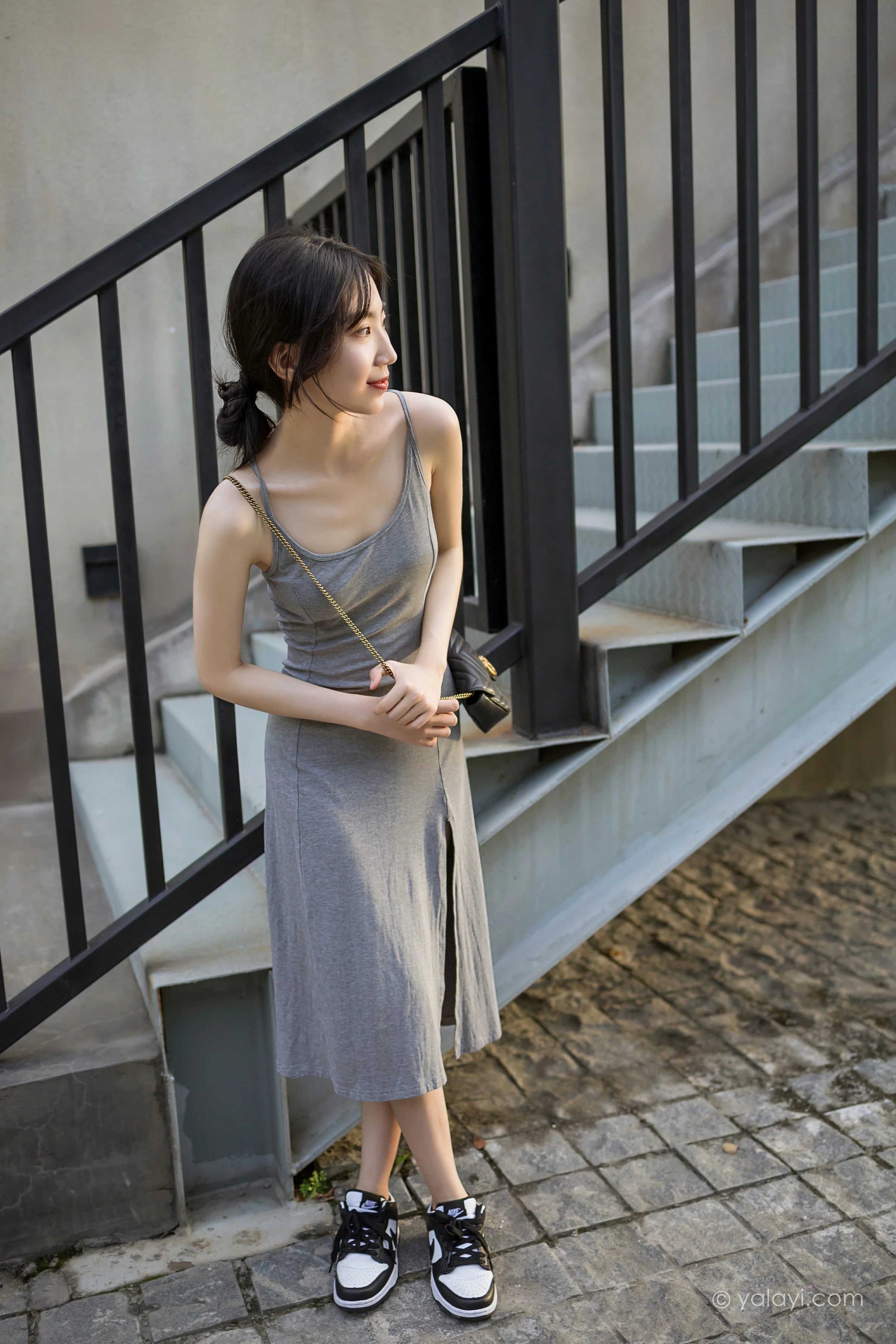 [YALAYI雅拉伊]2022.01.17 游乐园 小乔 灰色吊带露背连衣裙性感写真集第10张