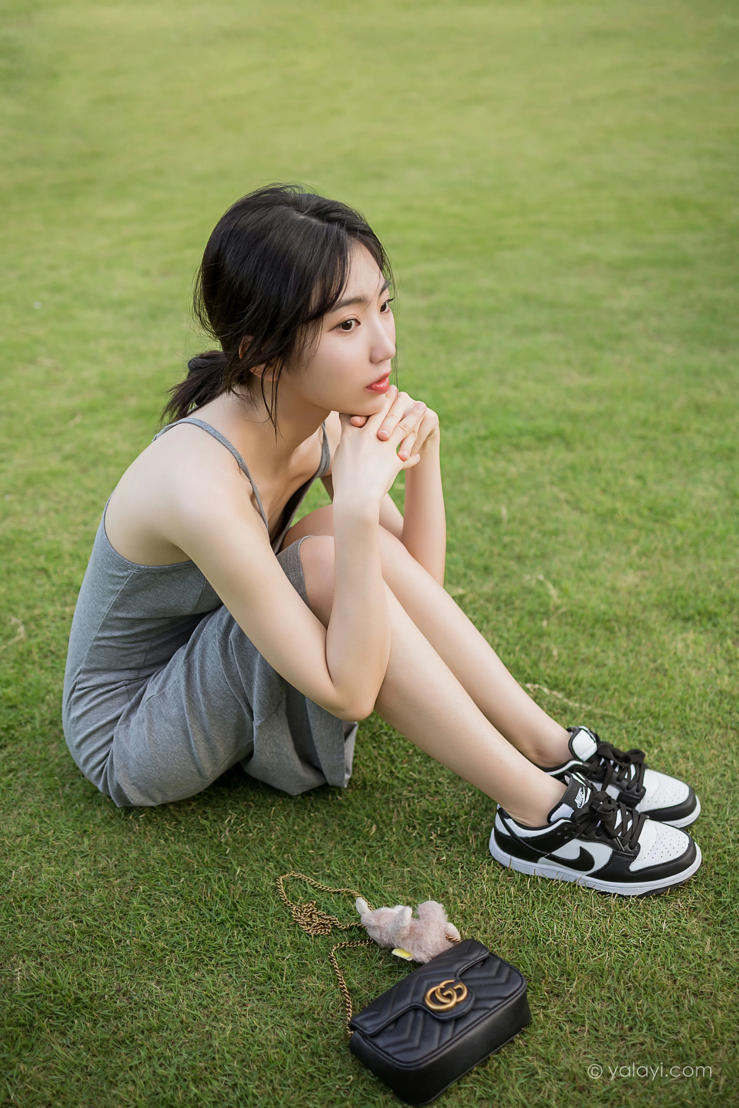 [YALAYI雅拉伊]2022.01.17 游乐园 小乔 灰色吊带露背连衣裙性感写真集第9张