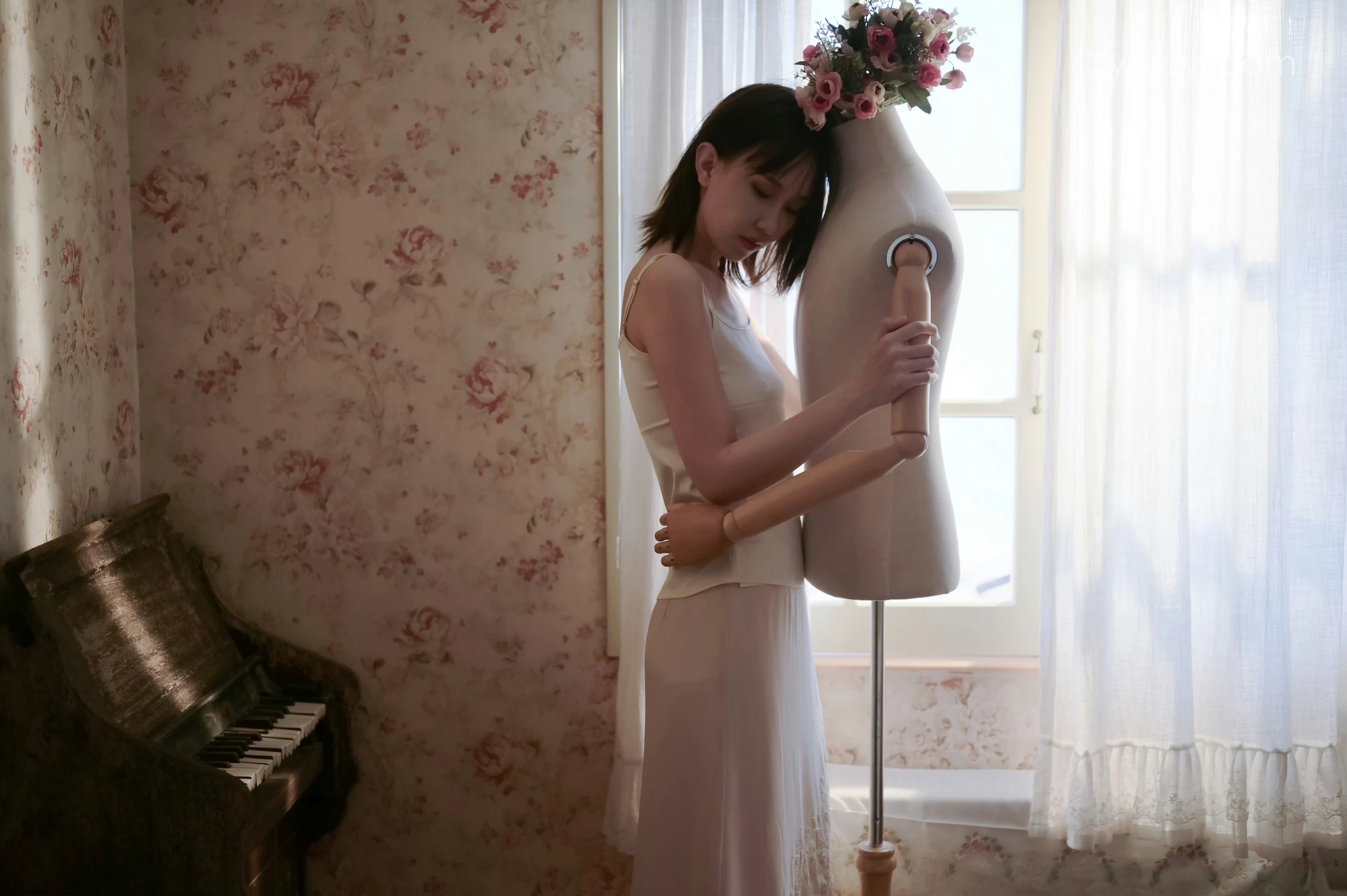 [YALAYI雅拉伊]NO.696 《孤独患者》 妍妍 白色性感小背心加粉色长裙私房写真集第5张