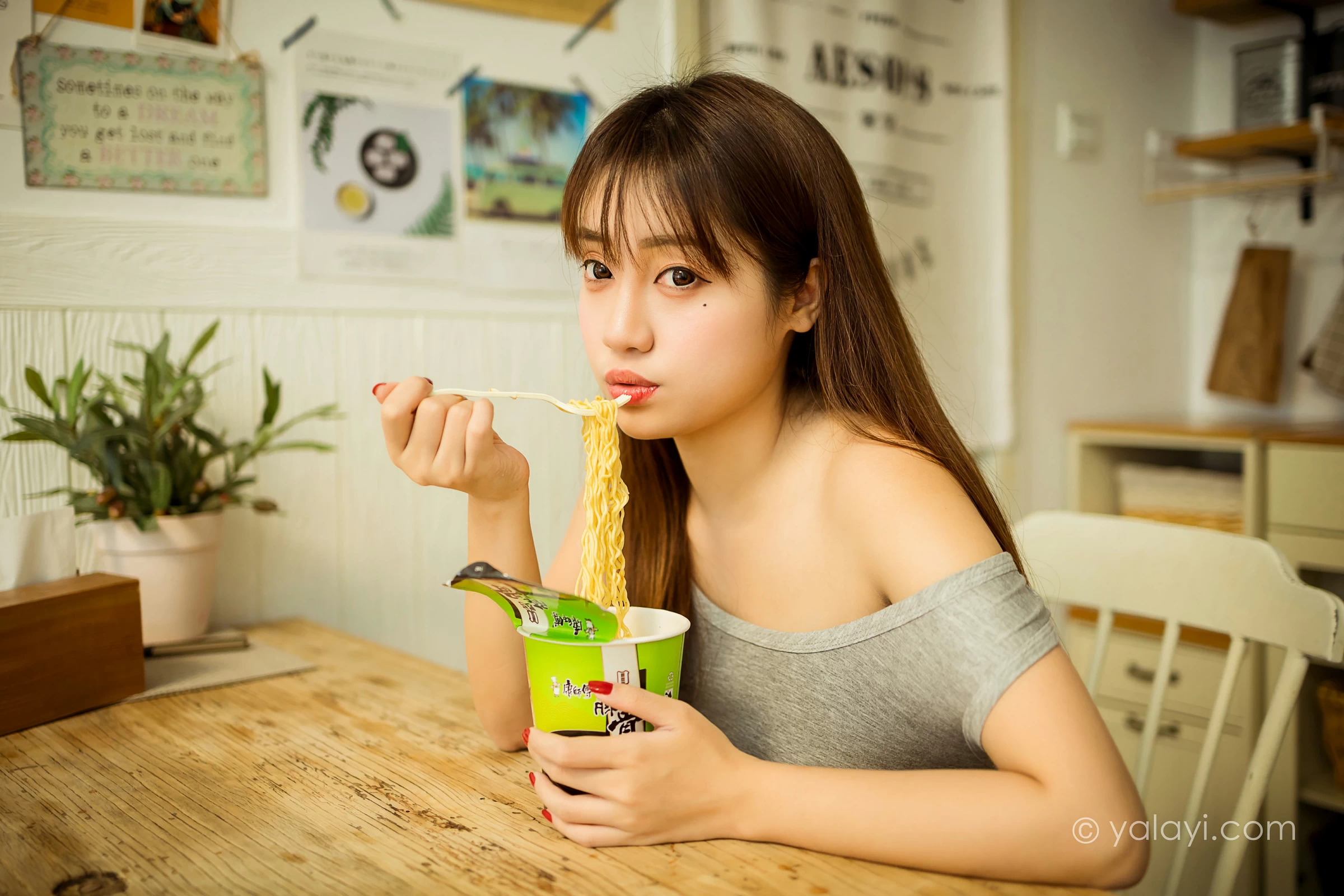 [YALAYI雅拉伊]NO.710 《吃货女友》 虞艺 灰色连衣裙居家性感私房写真集第2张