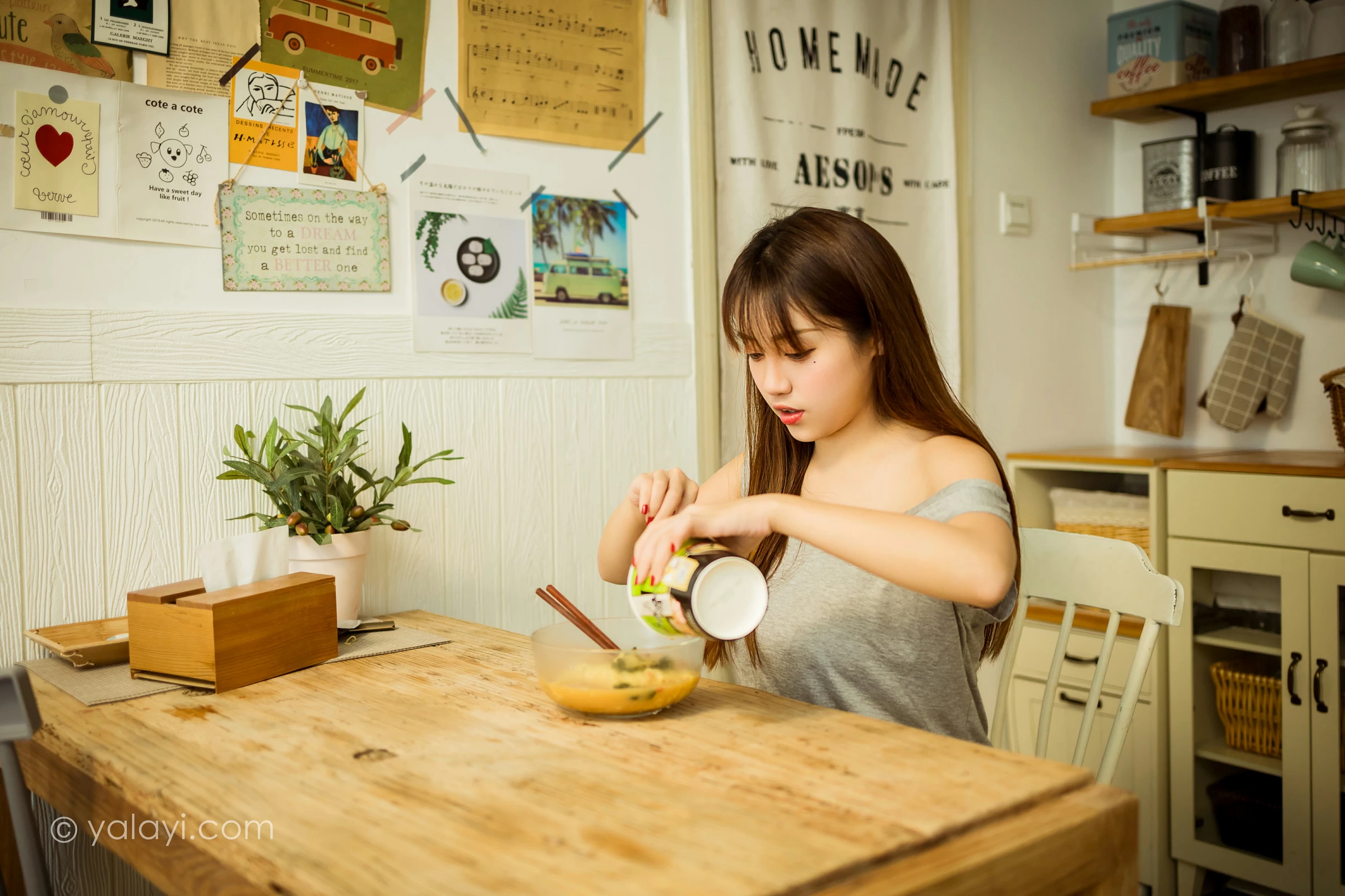 [YALAYI雅拉伊]NO.710 《吃货女友》 虞艺 灰色连衣裙居家性感私房写真集第4张