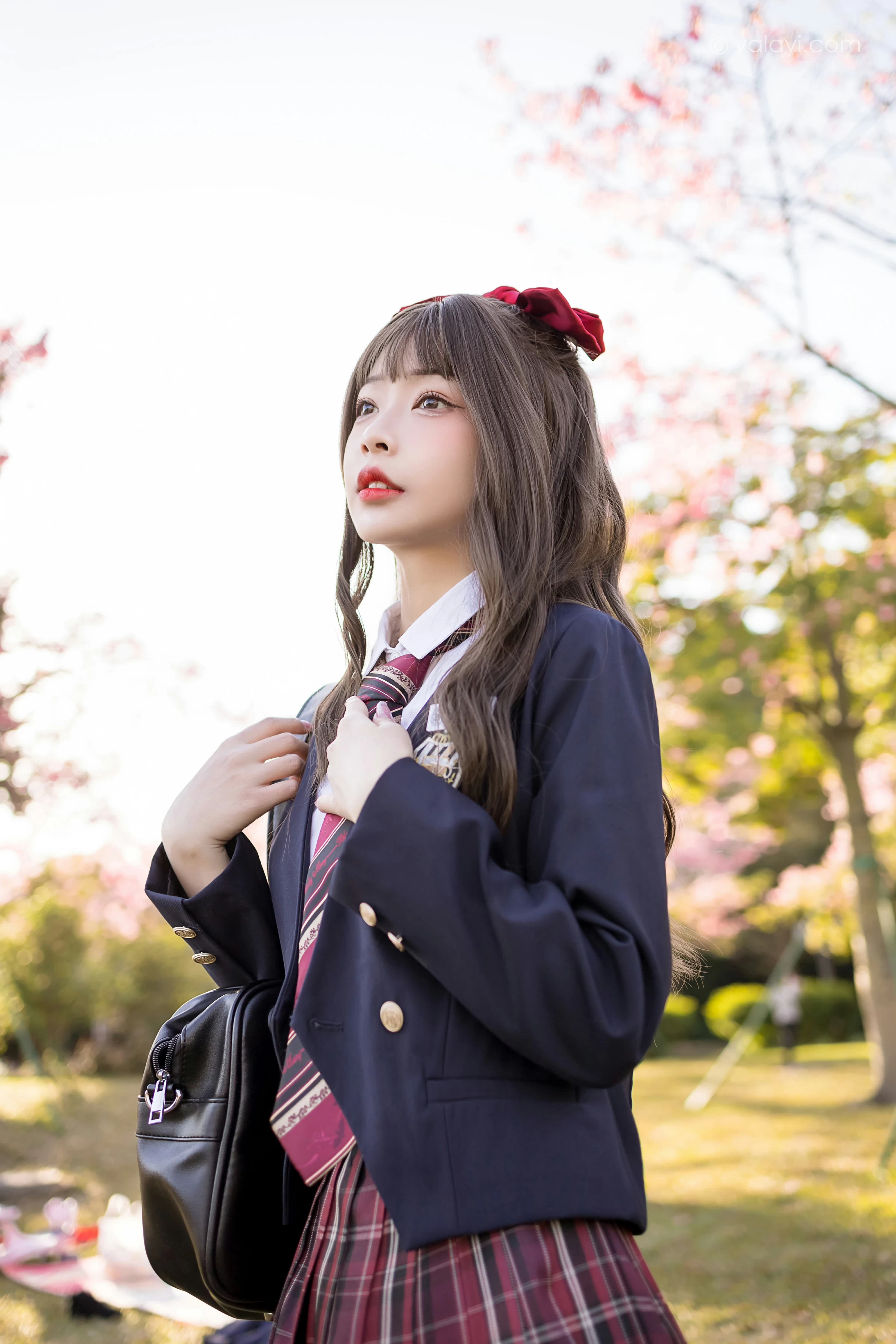 [YALAYI雅拉伊]2022.01.03 最美的青春 阿禾 蓝色JK制服衬衫加红色格子短裙私房写真集第9张