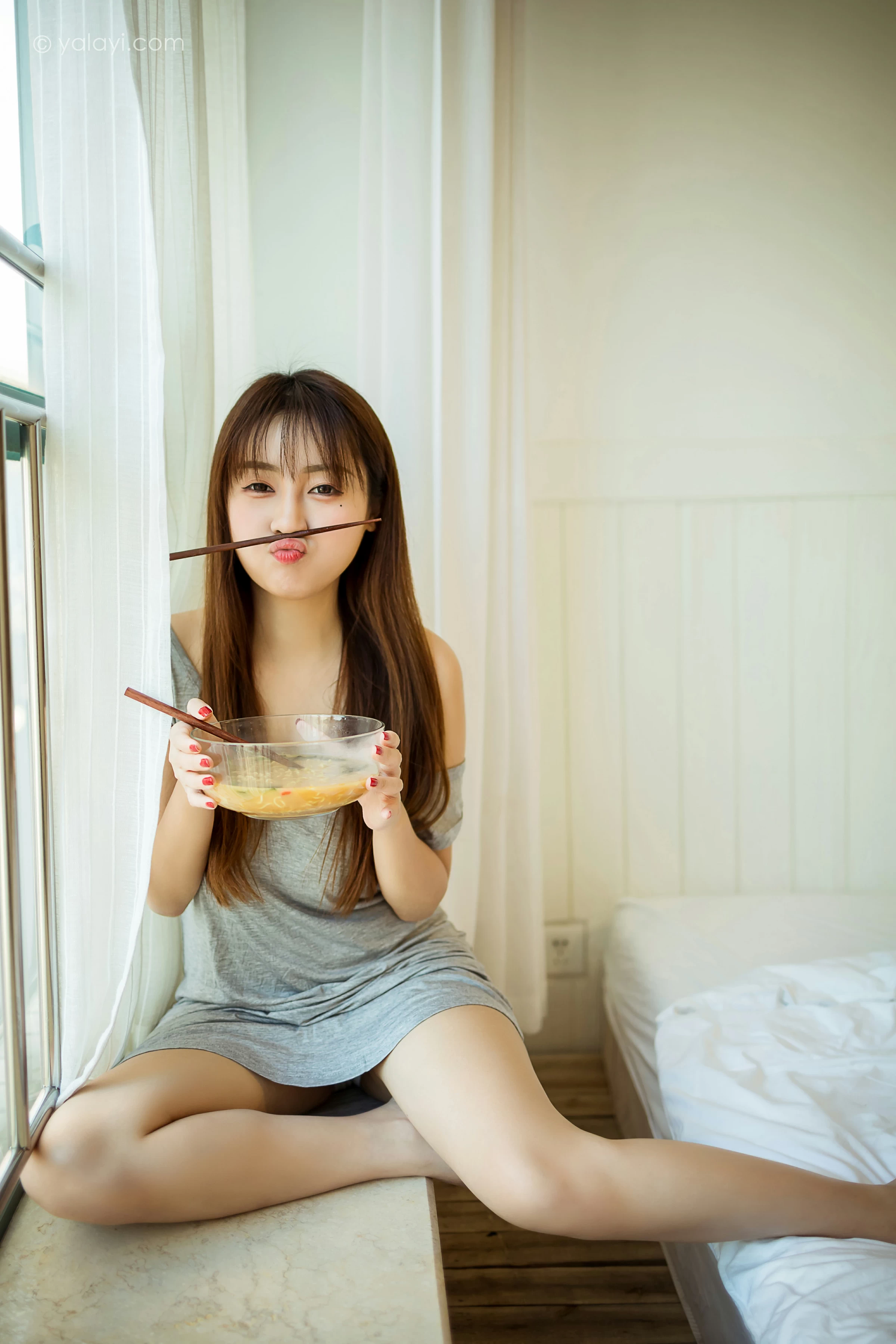 [YALAYI雅拉伊]NO.710 《吃货女友》 虞艺 灰色连衣裙居家性感私房写真集第6张