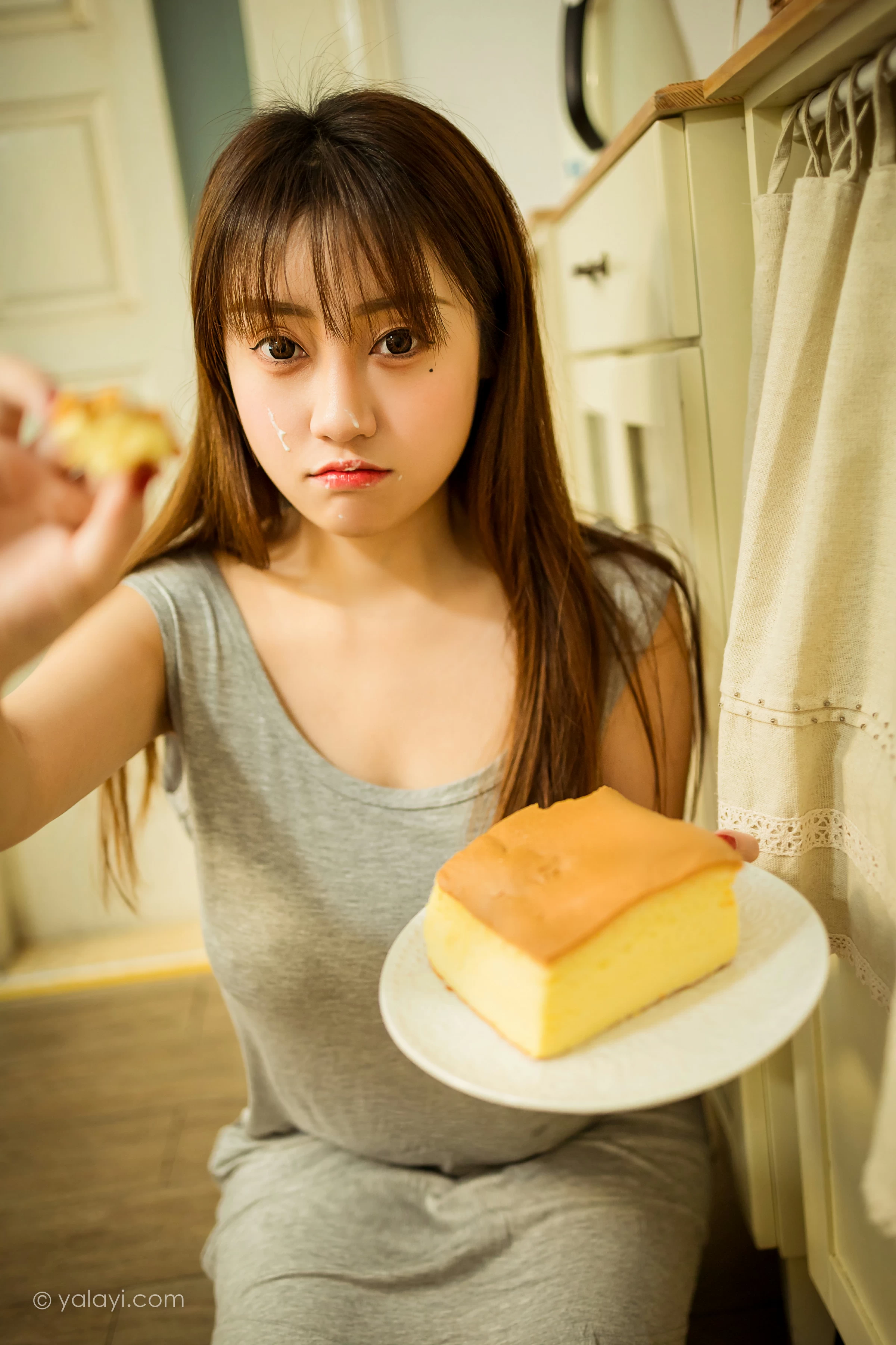 [YALAYI雅拉伊]NO.710 《吃货女友》 虞艺 灰色连衣裙居家性感私房写真集第15张