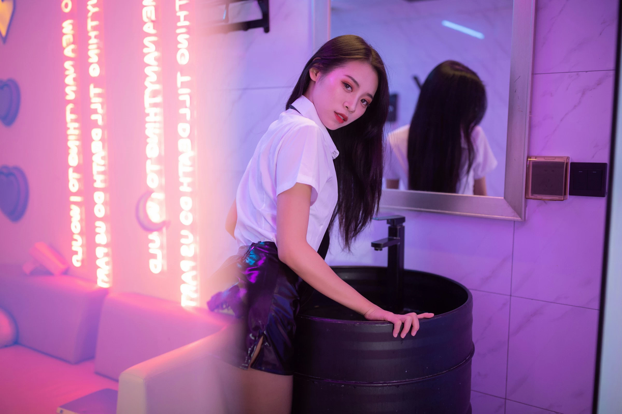 [YALAYI雅拉伊]NO.722 《霓虹甜心》 丽雅 白色衬衫与黑色短裙加黑丝美腿性感私房写真集第4张