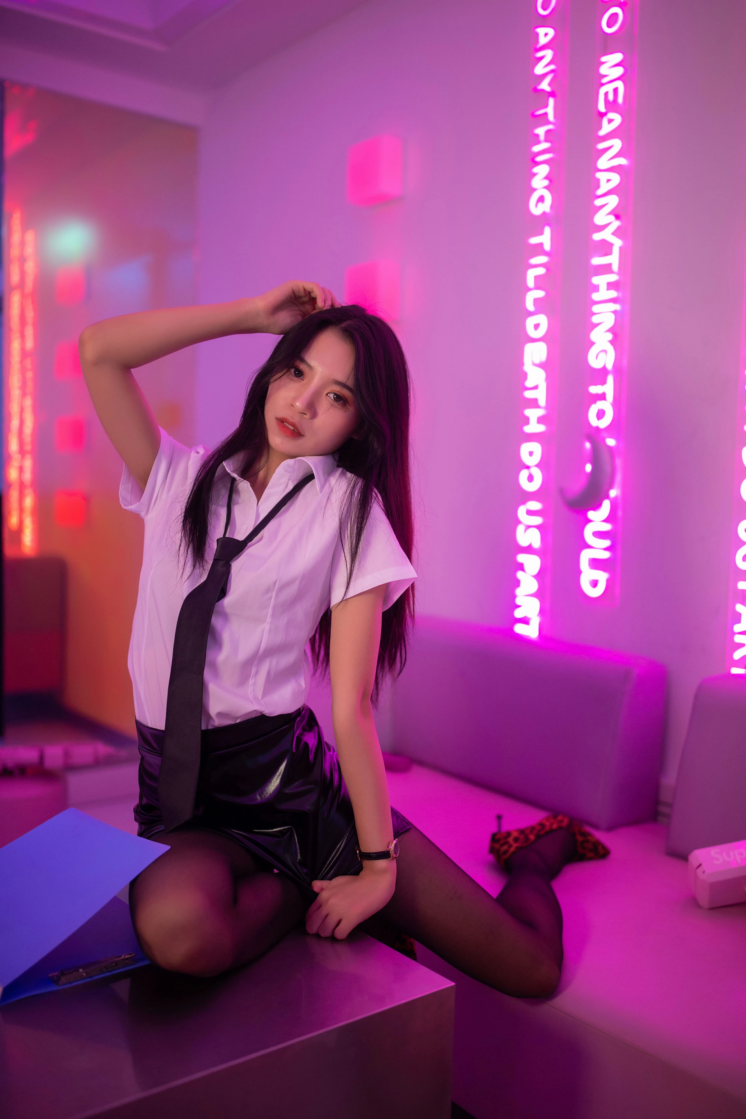 [YALAYI雅拉伊]NO.722 《霓虹甜心》 丽雅 白色衬衫与黑色短裙加黑丝美腿性感私房写真集第16张