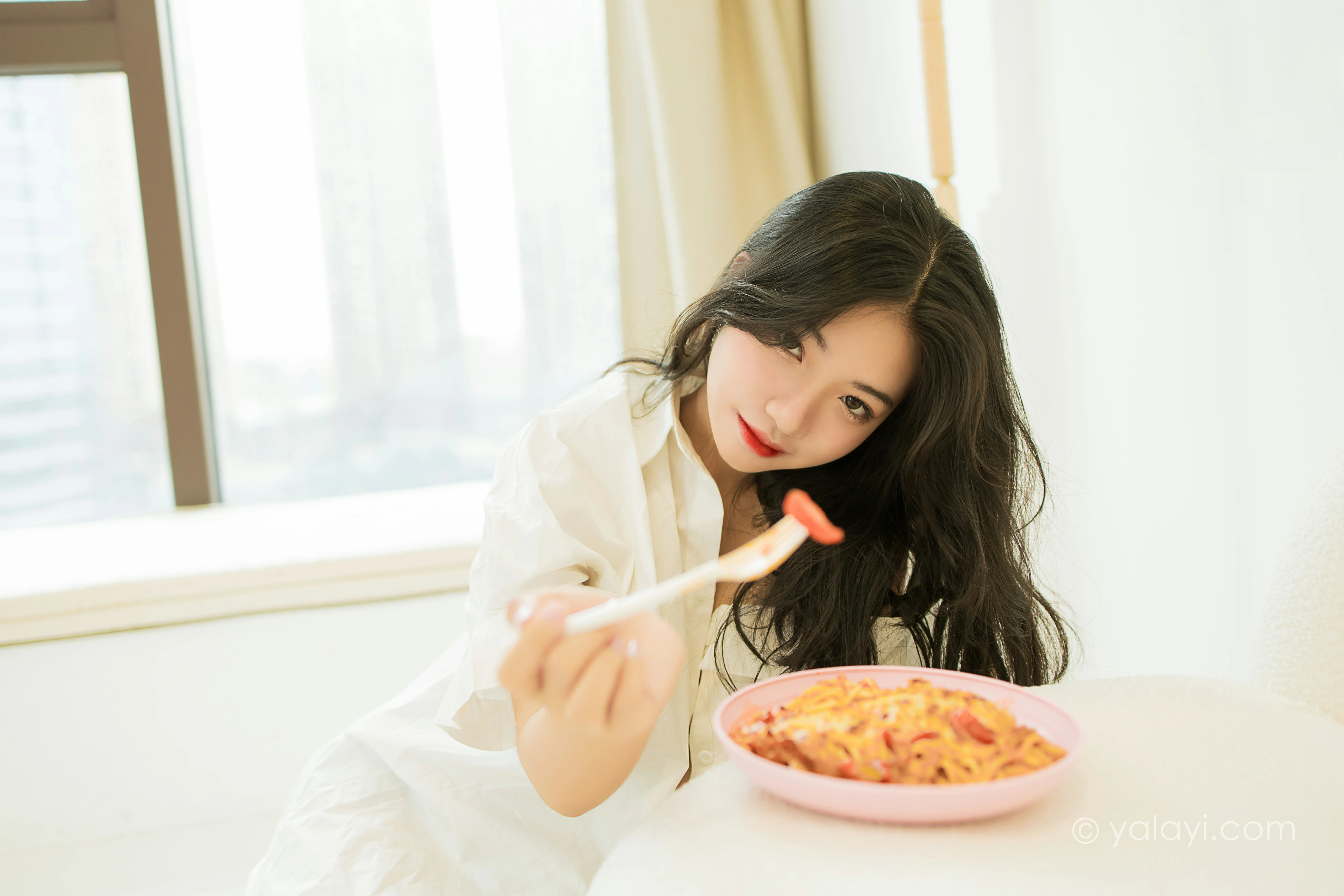 [YALAYI雅拉伊]NO.846 亲密爱人 孙小怡 白色衬衫加内衣性感私房写真集第12张