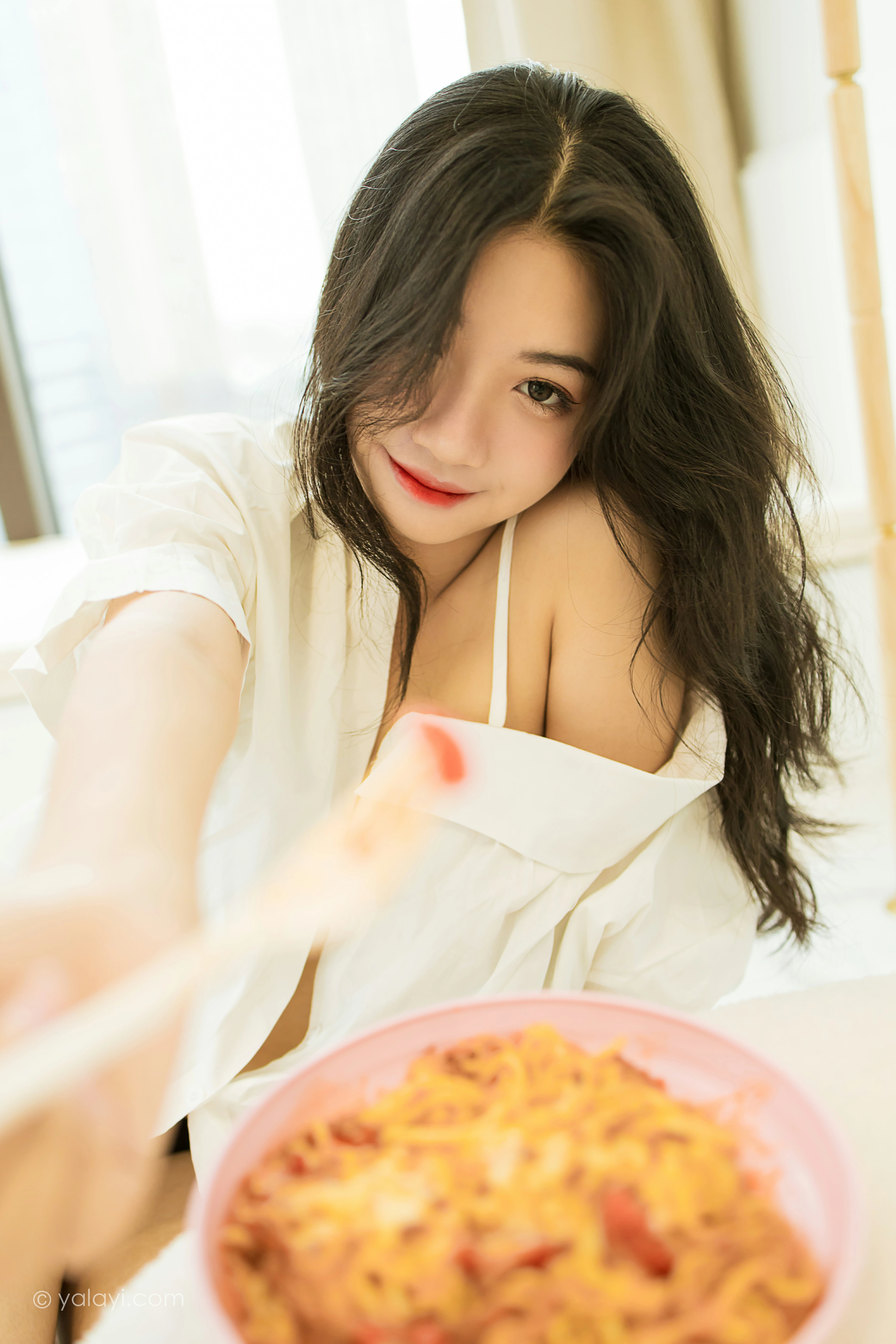 [YALAYI雅拉伊]NO.846 亲密爱人 孙小怡 白色衬衫加内衣性感私房写真集第13张