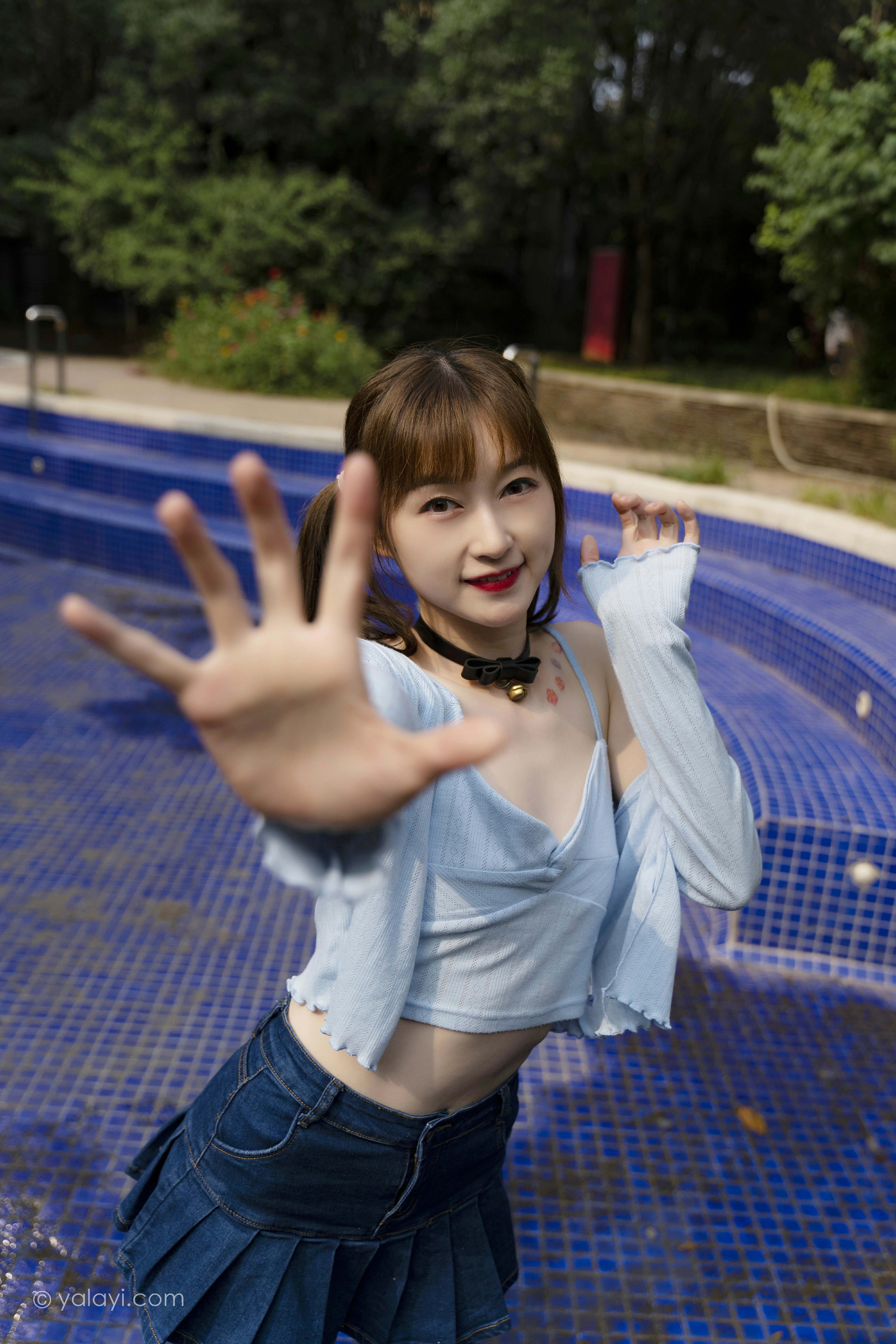[YALAYI雅拉伊]NO.847 阳光下 京京 蓝色衬衫与小背心加牛仔短裙清纯可爱写真集第4张