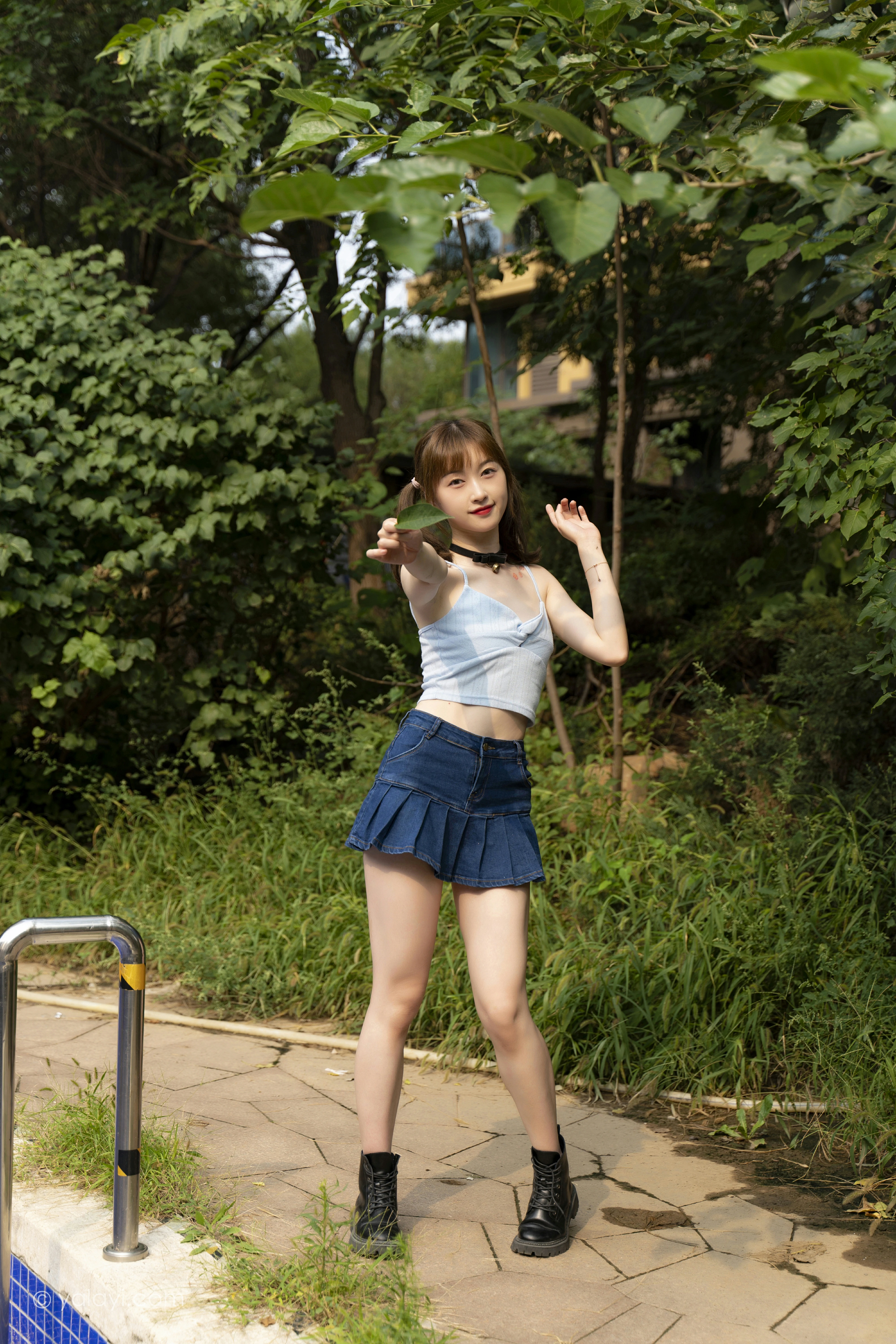 [YALAYI雅拉伊]NO.847 阳光下 京京 蓝色衬衫与小背心加牛仔短裙清纯可爱写真集第12张