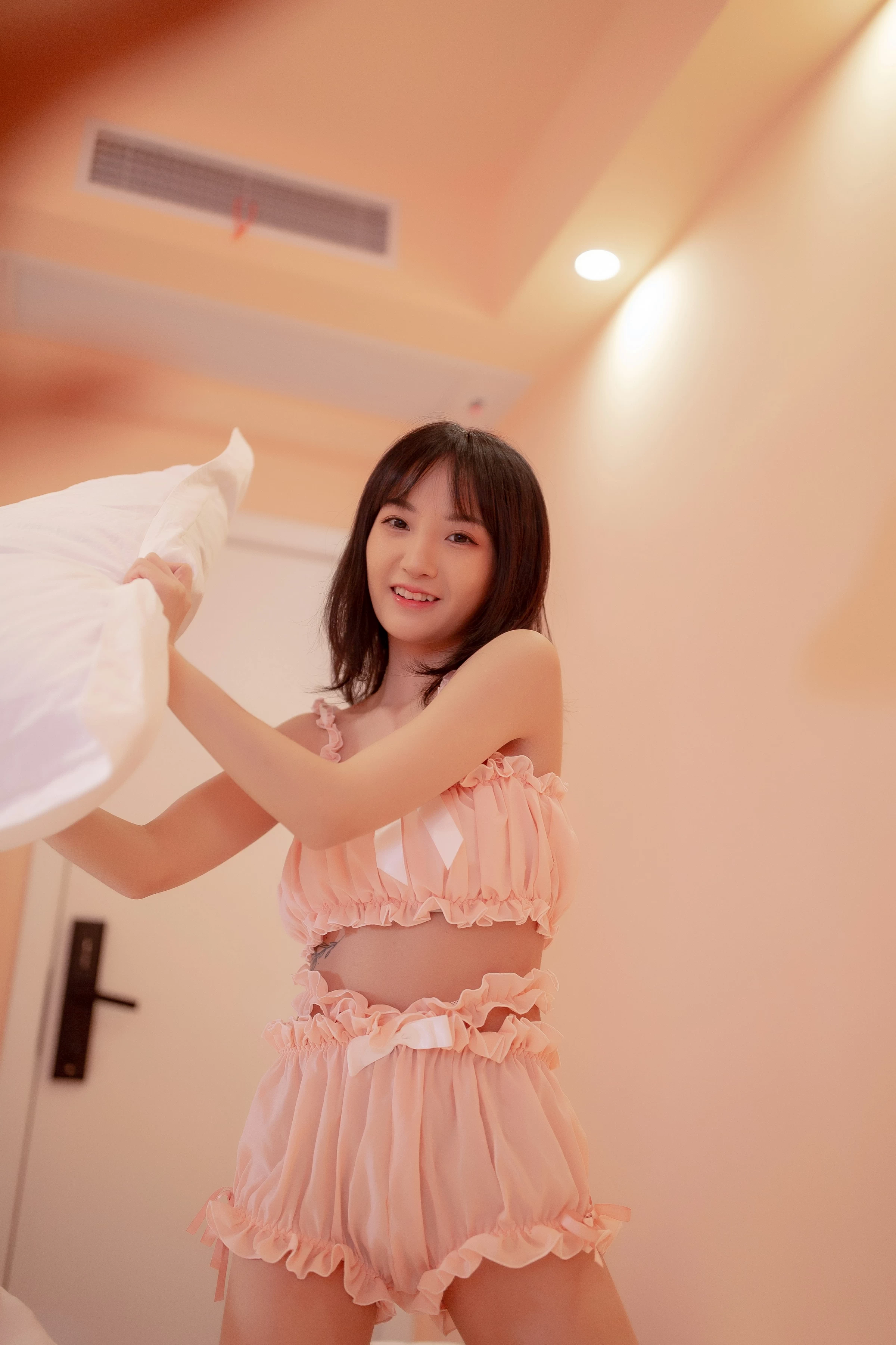 [YALAYI雅拉伊]NO.697 《女友宅日志》 落落 粉色情情趣内衣加短裤性感私房写真集第13张