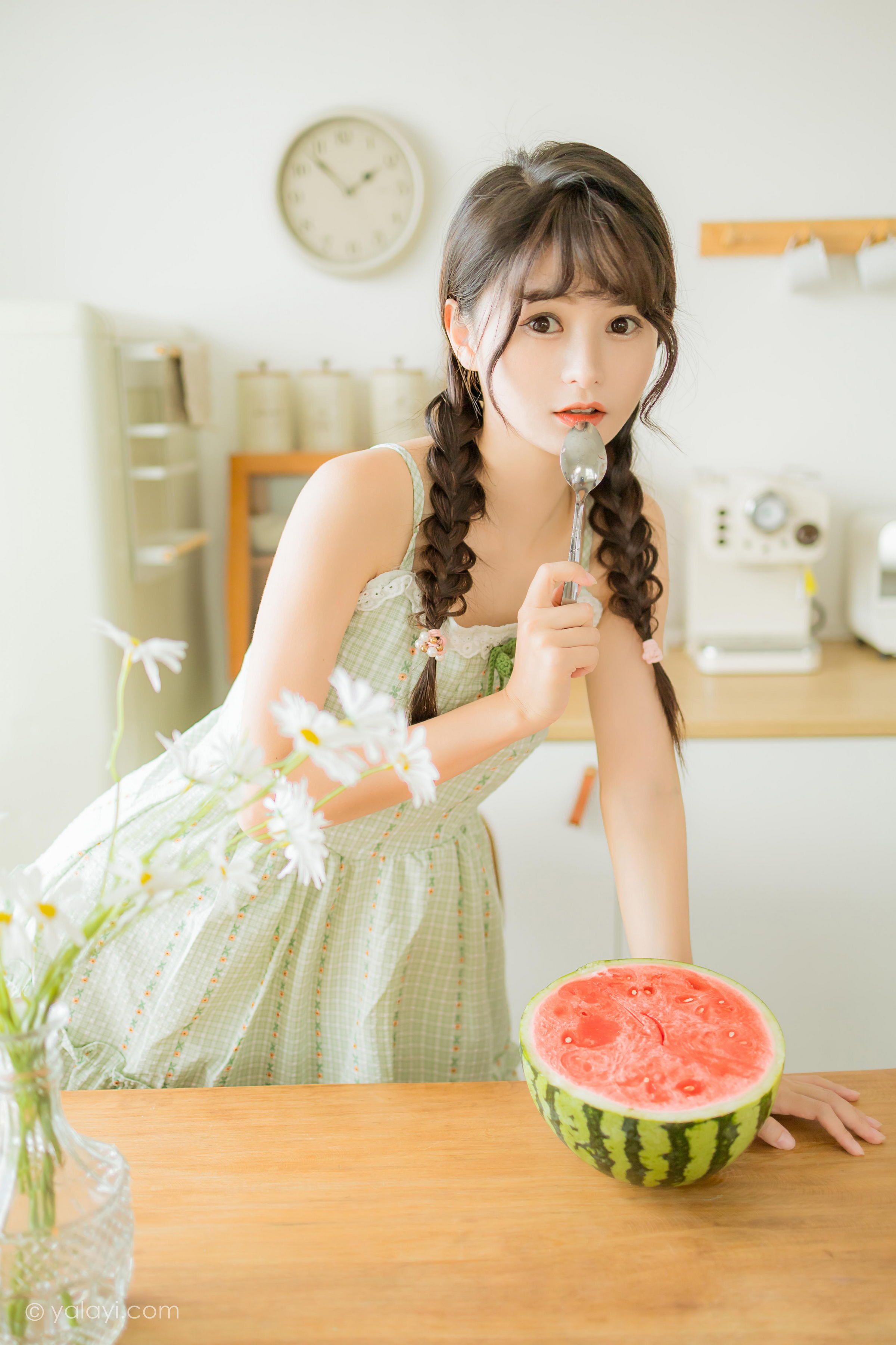 [YALAYI雅拉伊]2022.08.01 夏日甜瓜 小亭 淡青色吊带连衣裙加白色纯绵袜清纯可爱私房写真集第1张