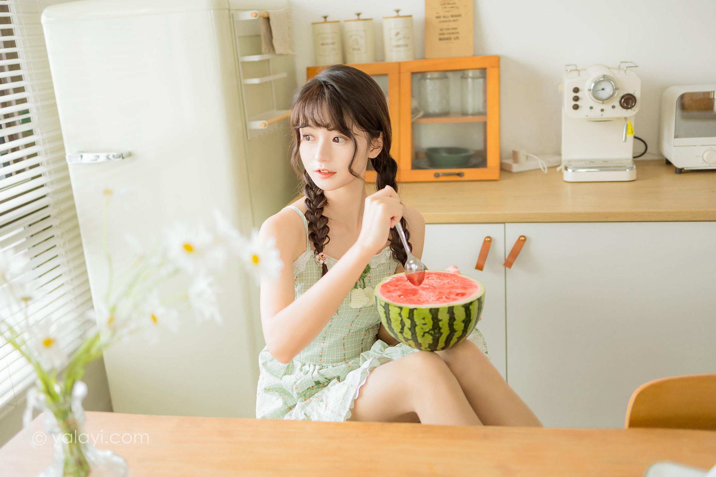 [YALAYI雅拉伊]2022.08.01 夏日甜瓜 小亭 淡青色吊带连衣裙加白色纯绵袜清纯可爱私房写真集第1张
