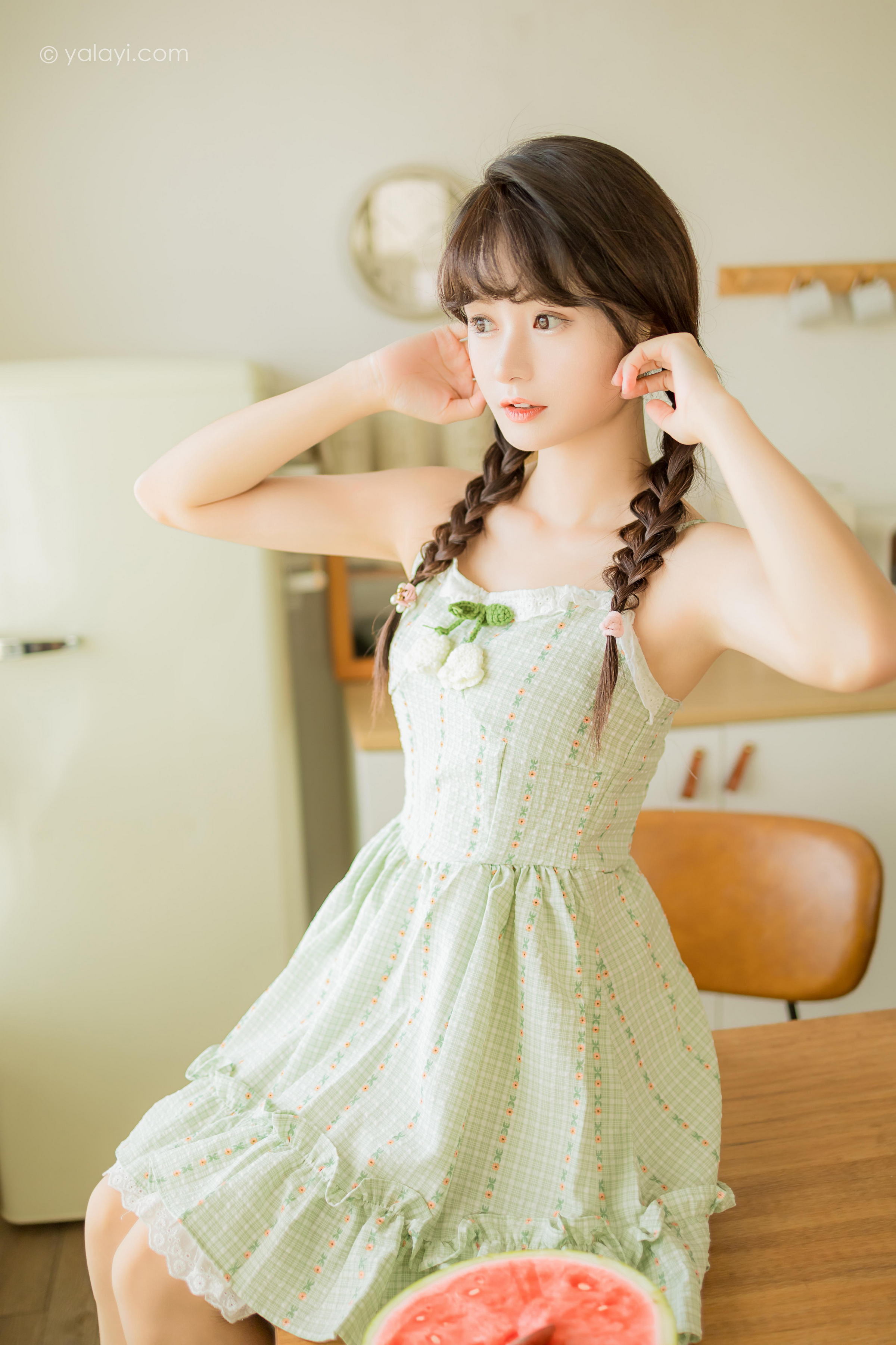[YALAYI雅拉伊]2022.08.01 夏日甜瓜 小亭 淡青色吊带连衣裙加白色纯绵袜清纯可爱私房写真集第6张
