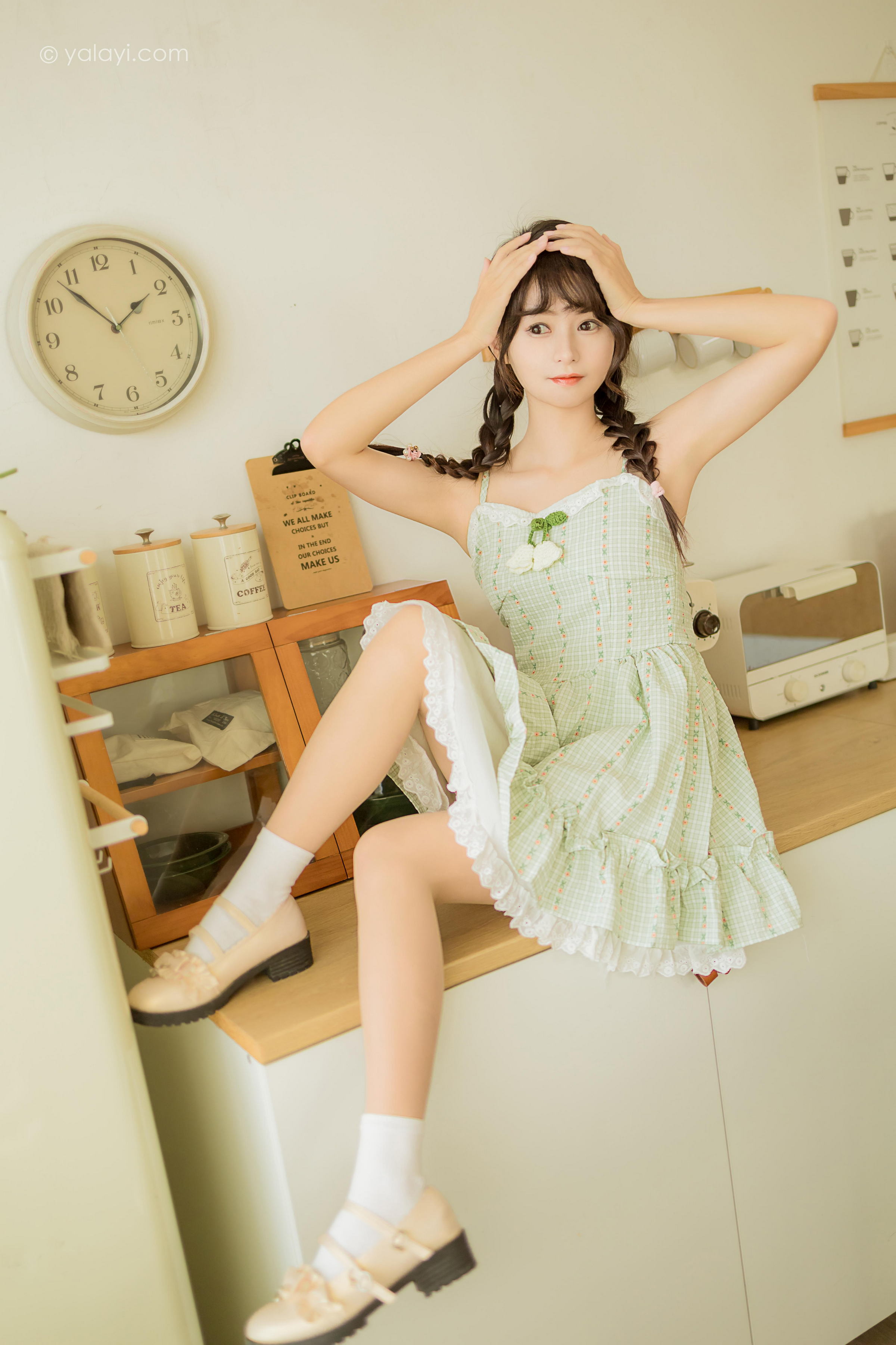 [YALAYI雅拉伊]2022.08.01 夏日甜瓜 小亭 淡青色吊带连衣裙加白色纯绵袜清纯可爱私房写真集第10张