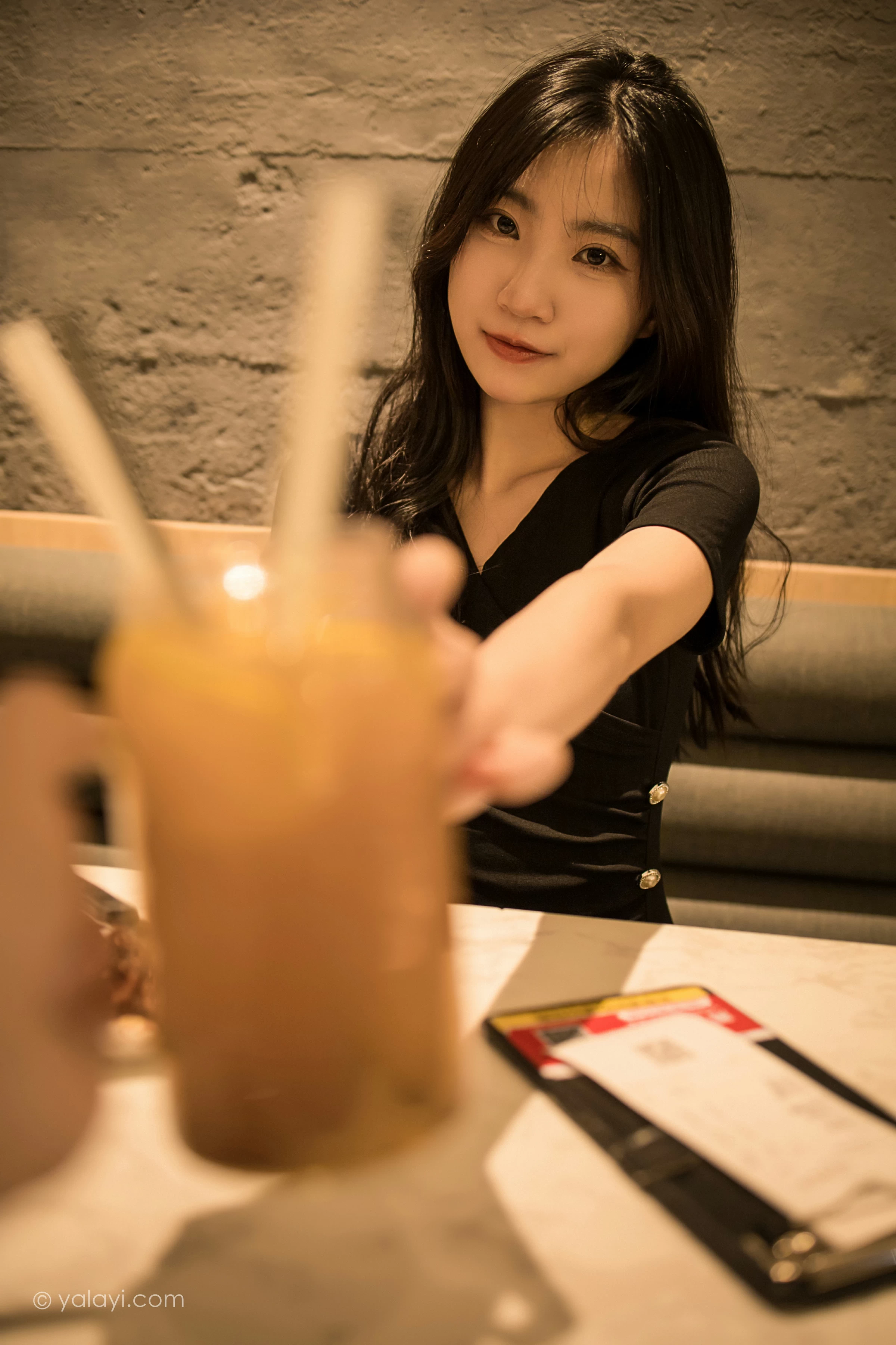 [YALAYI雅拉伊]2022.01.10 梦见前女友 小乔 黑色连衣裙加黑丝美腿性感写真集第3张