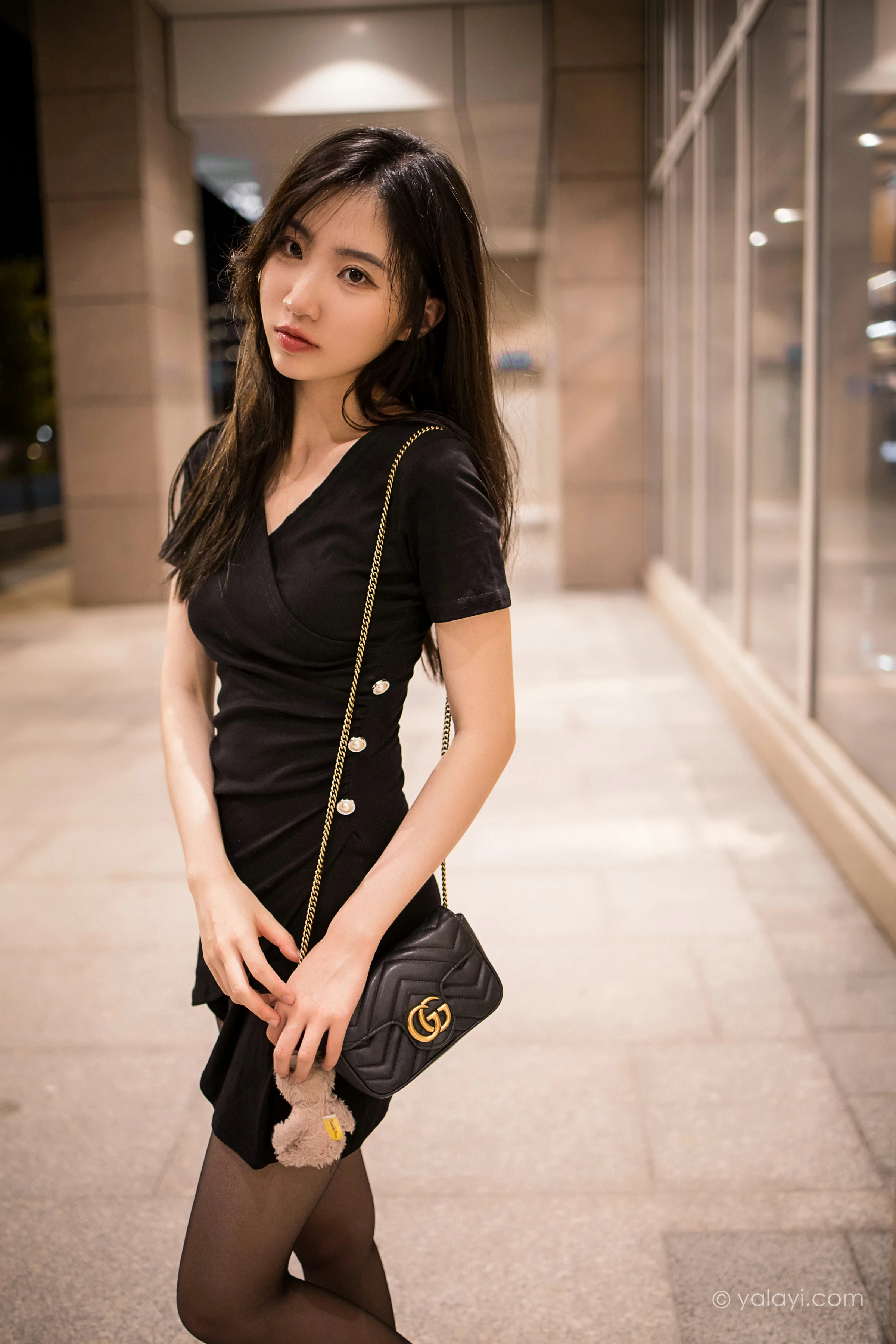 [YALAYI雅拉伊]2022.01.10 梦见前女友 小乔 黑色连衣裙加黑丝美腿性感写真集第10张