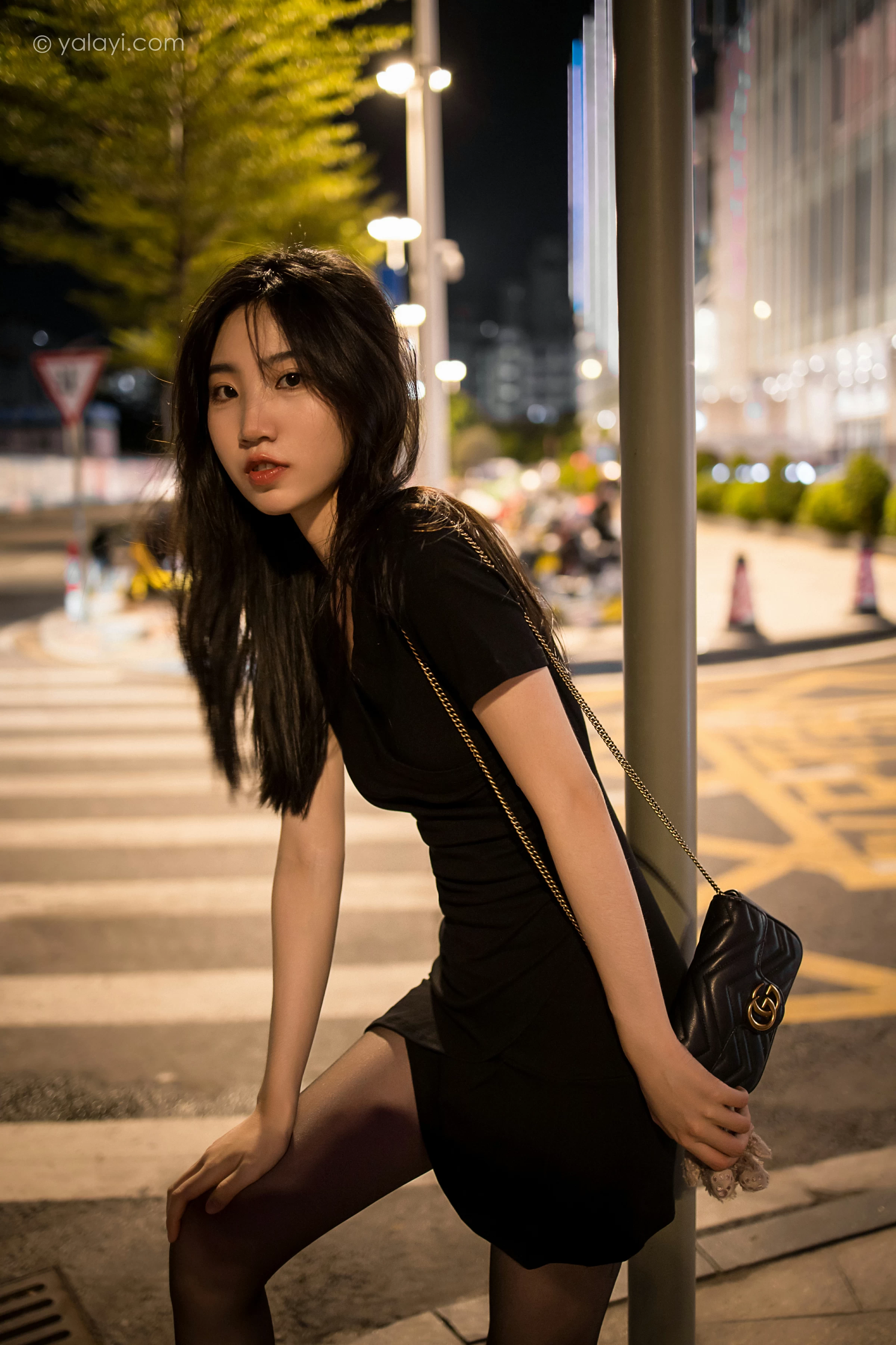 [YALAYI雅拉伊]2022.01.10 梦见前女友 小乔 黑色连衣裙加黑丝美腿性感写真集第12张