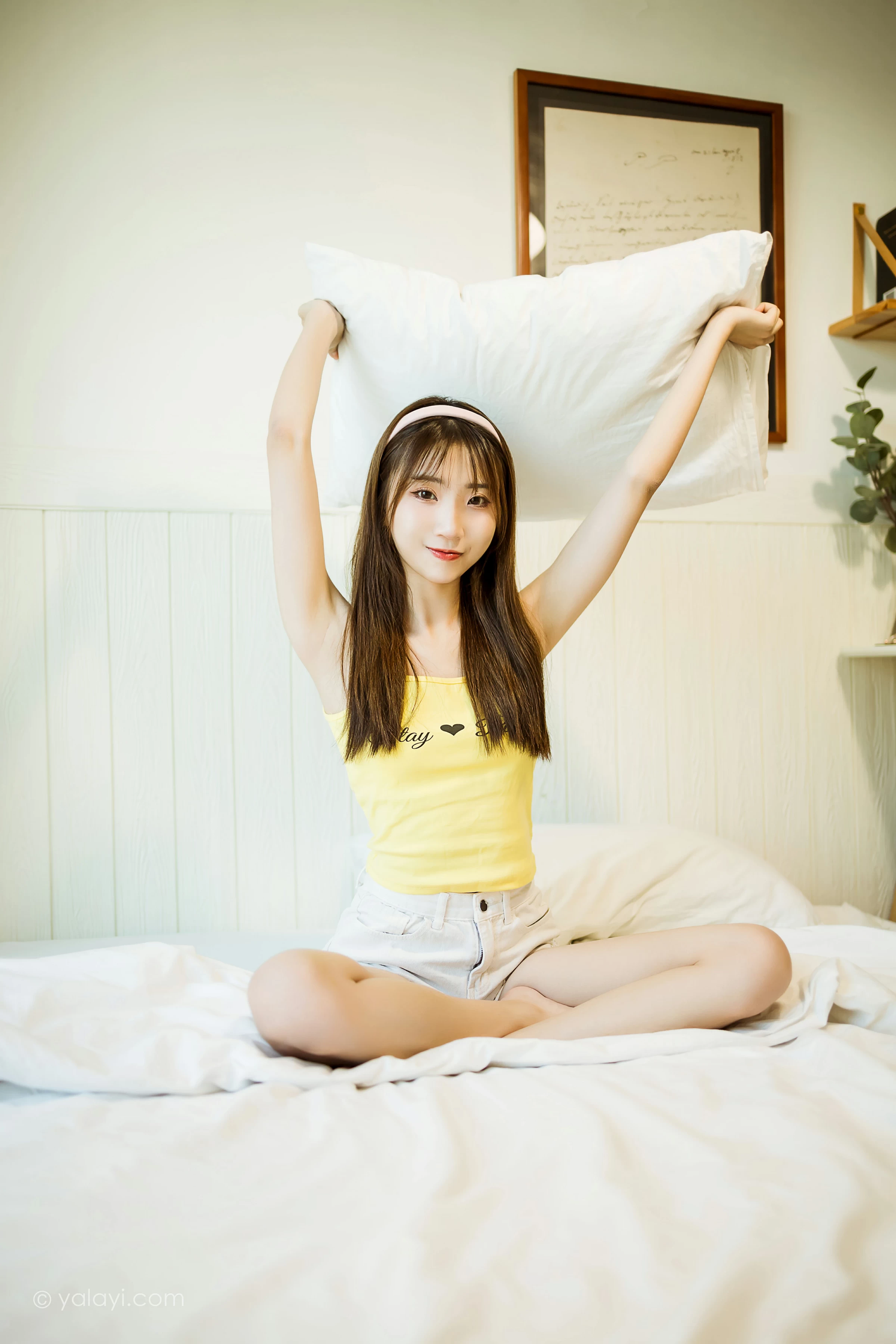 [YALAYI雅拉伊]NO.723 《青涩回忆》 小乔 黄色小背心加白色短裤居家私房写真第6张