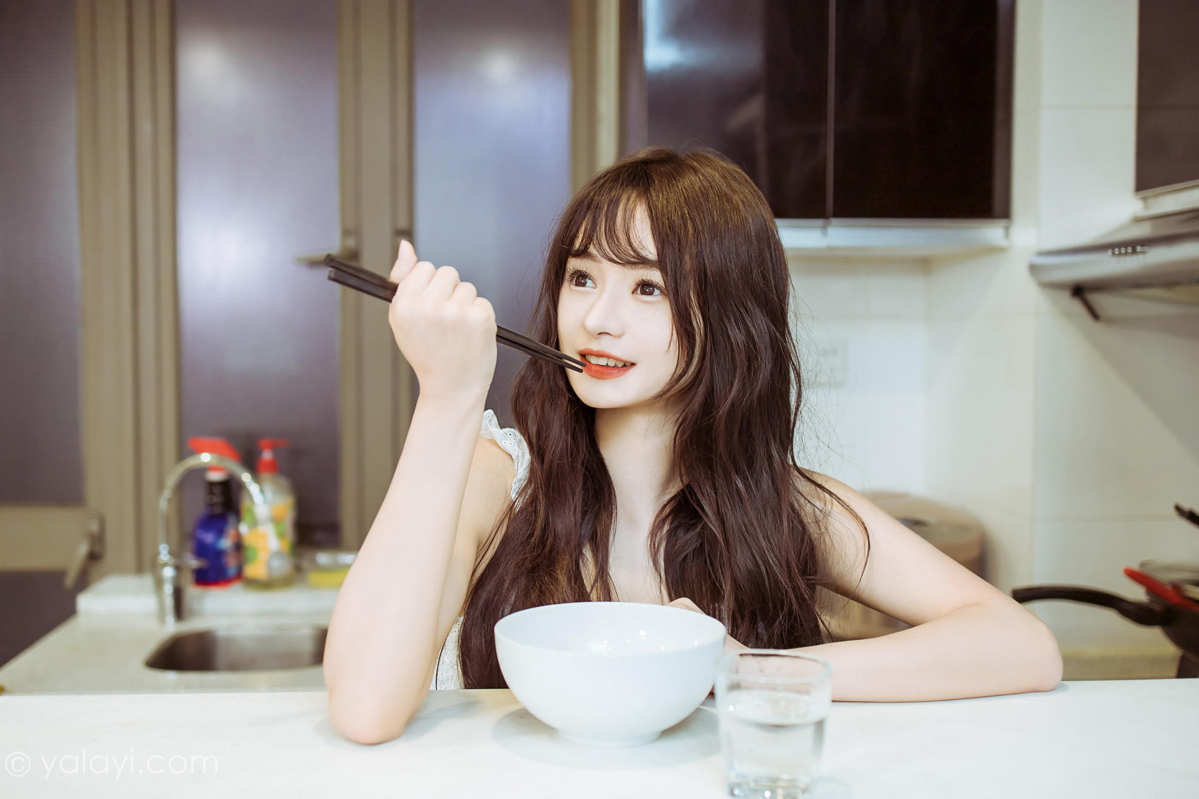 [YALAYI雅拉伊]2022.09.09 静思 小亭 白色蕾丝连衣裙与美腿玉足居家清纯写真集第9张