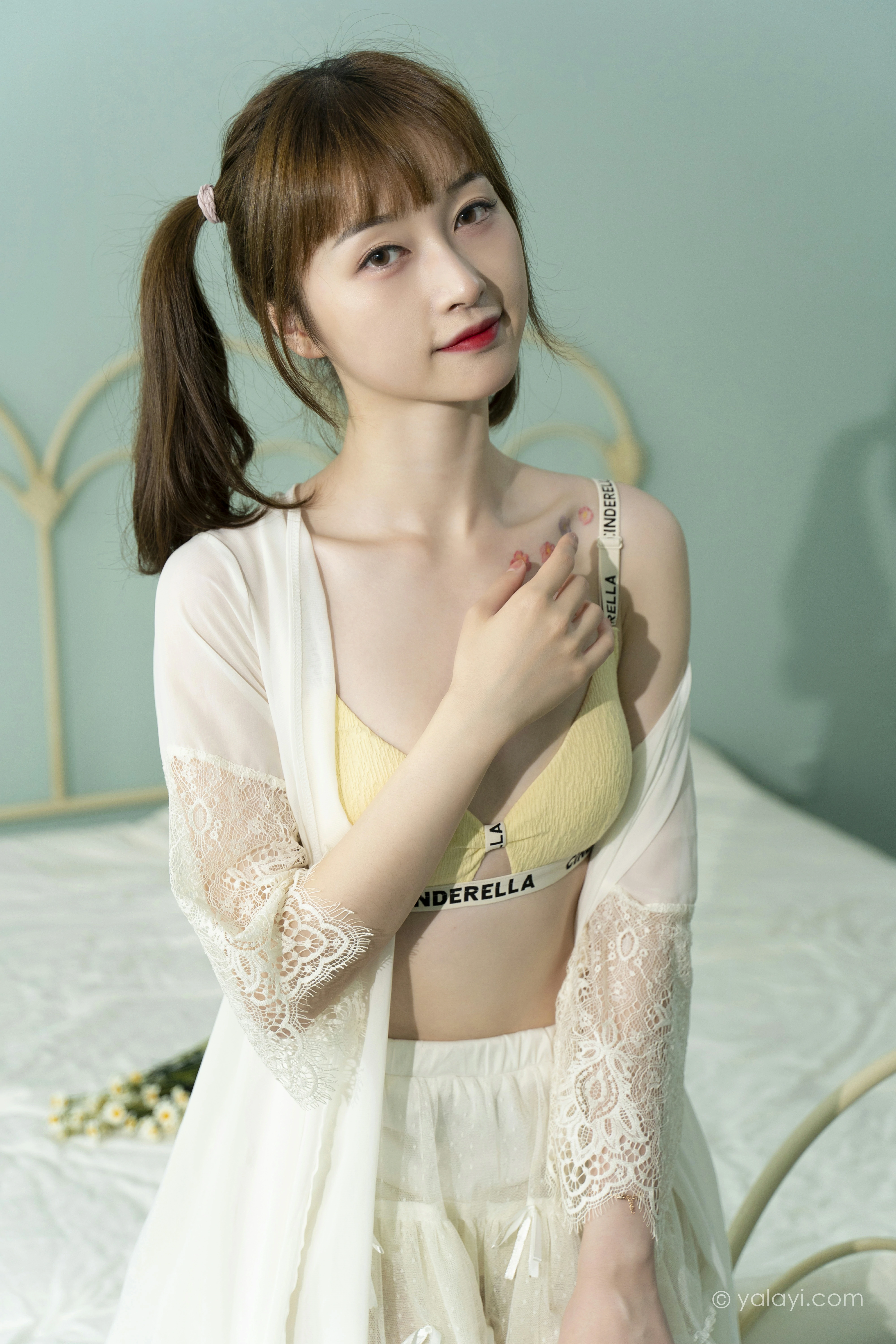 [YALAYI雅拉伊]NO.849 花漾裙裙 京京 白色透视睡衣与短裙加黄色内衣性感写真集第4张
