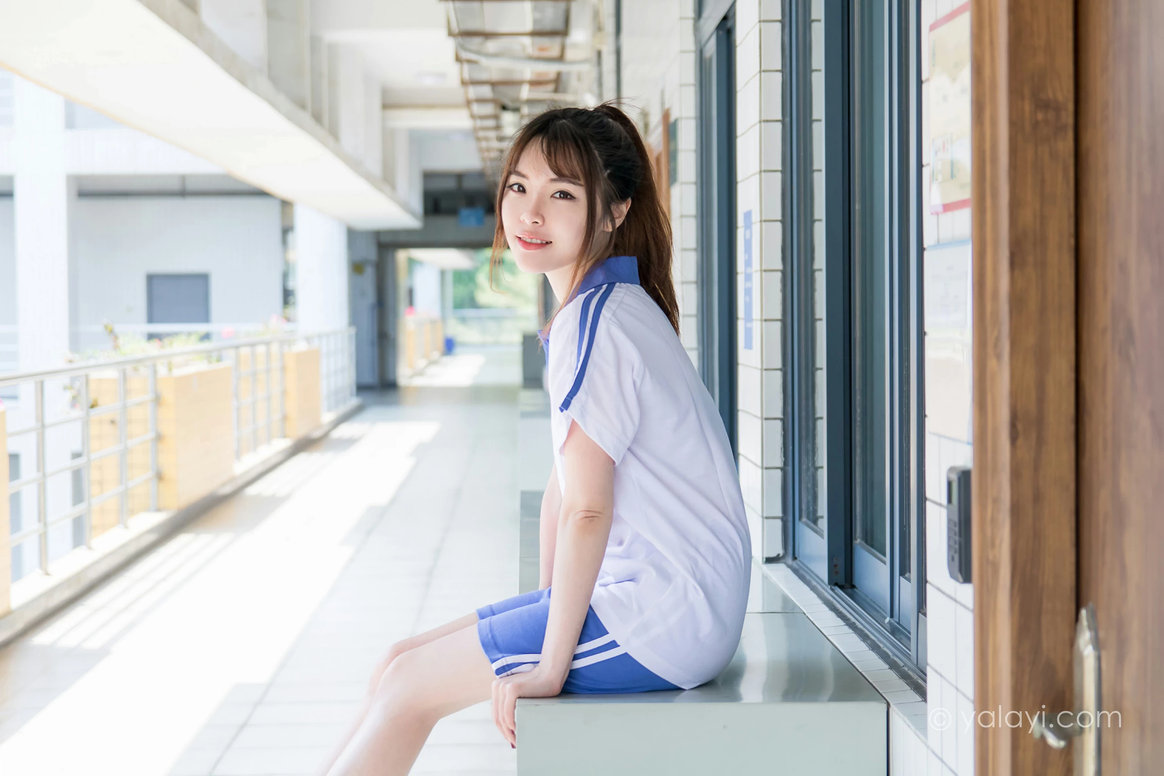 [YALAYI雅拉伊]NO.731 《那些年》 阳阳 白色短袖校服加蓝色短裤私房写真集第10张