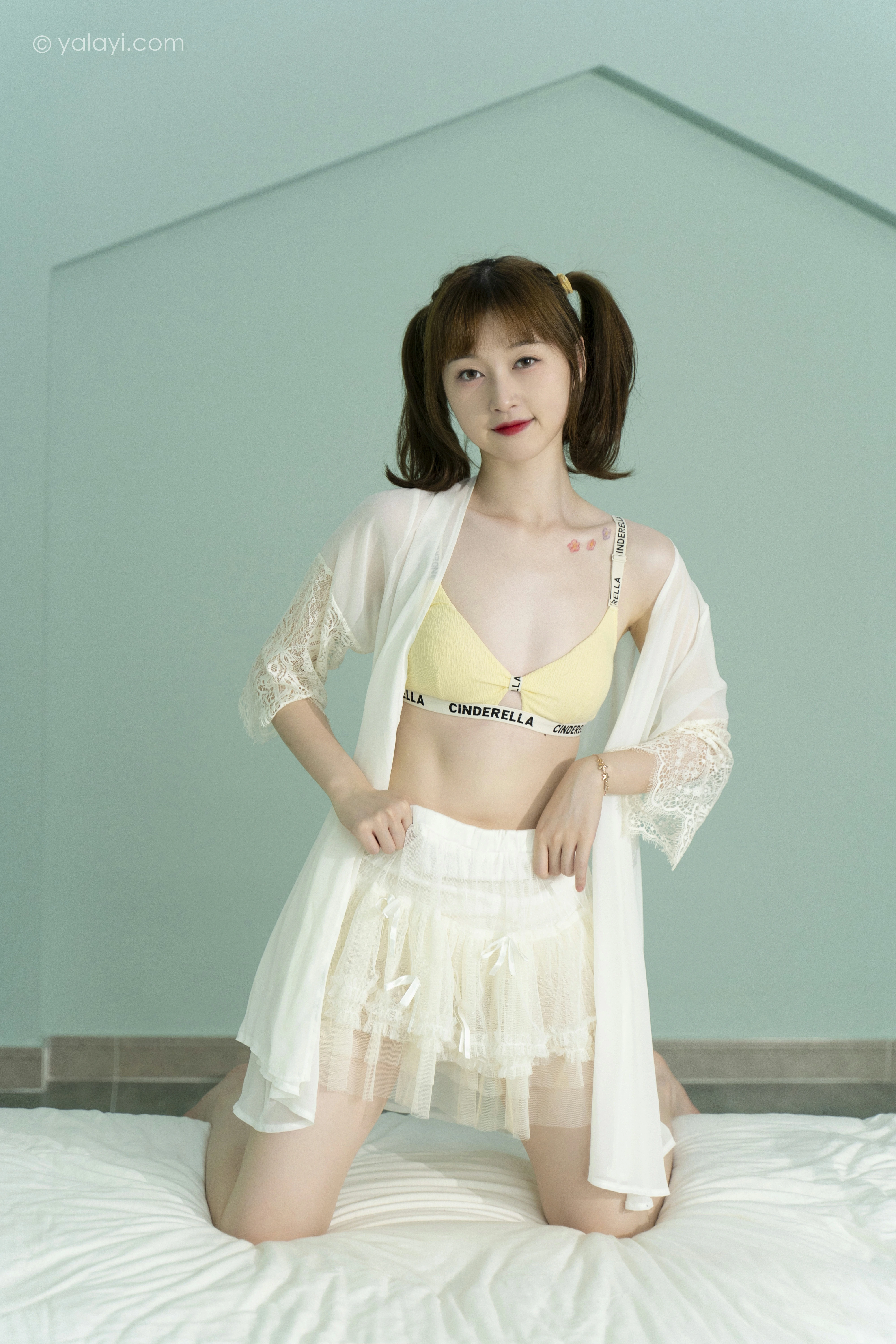 [YALAYI雅拉伊]NO.849 花漾裙裙 京京 白色透视睡衣与短裙加黄色内衣性感写真集第13张