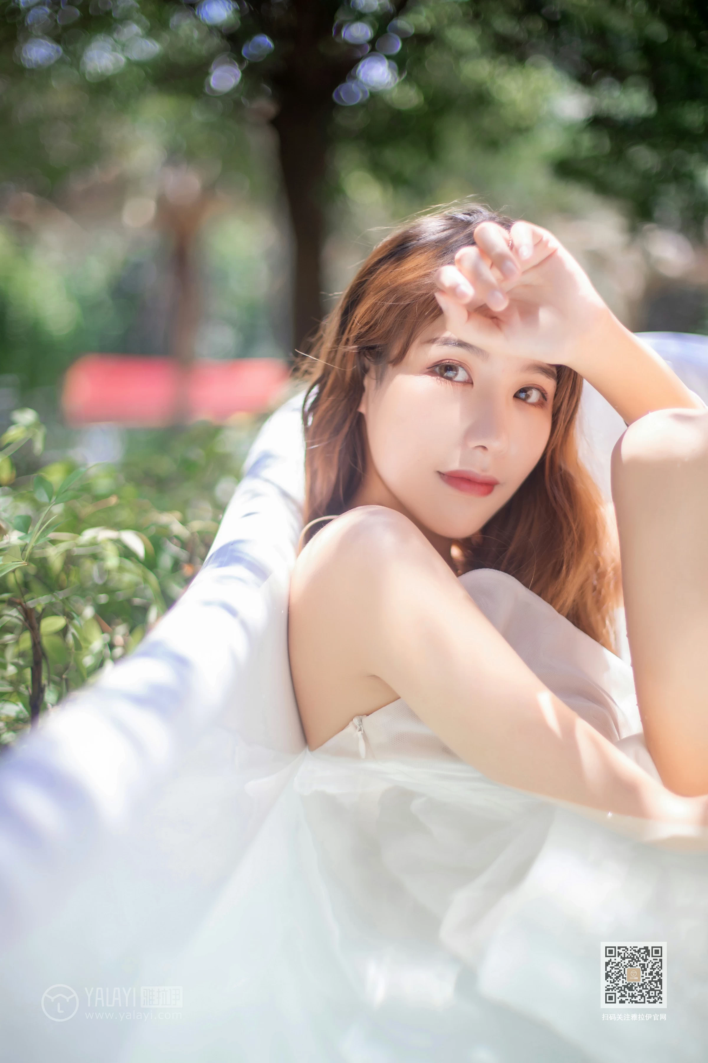 [YALAYI雅拉伊]Vol.453 天浴 令狐美 白色吊带透视连衣裙性感私房写真集第2张