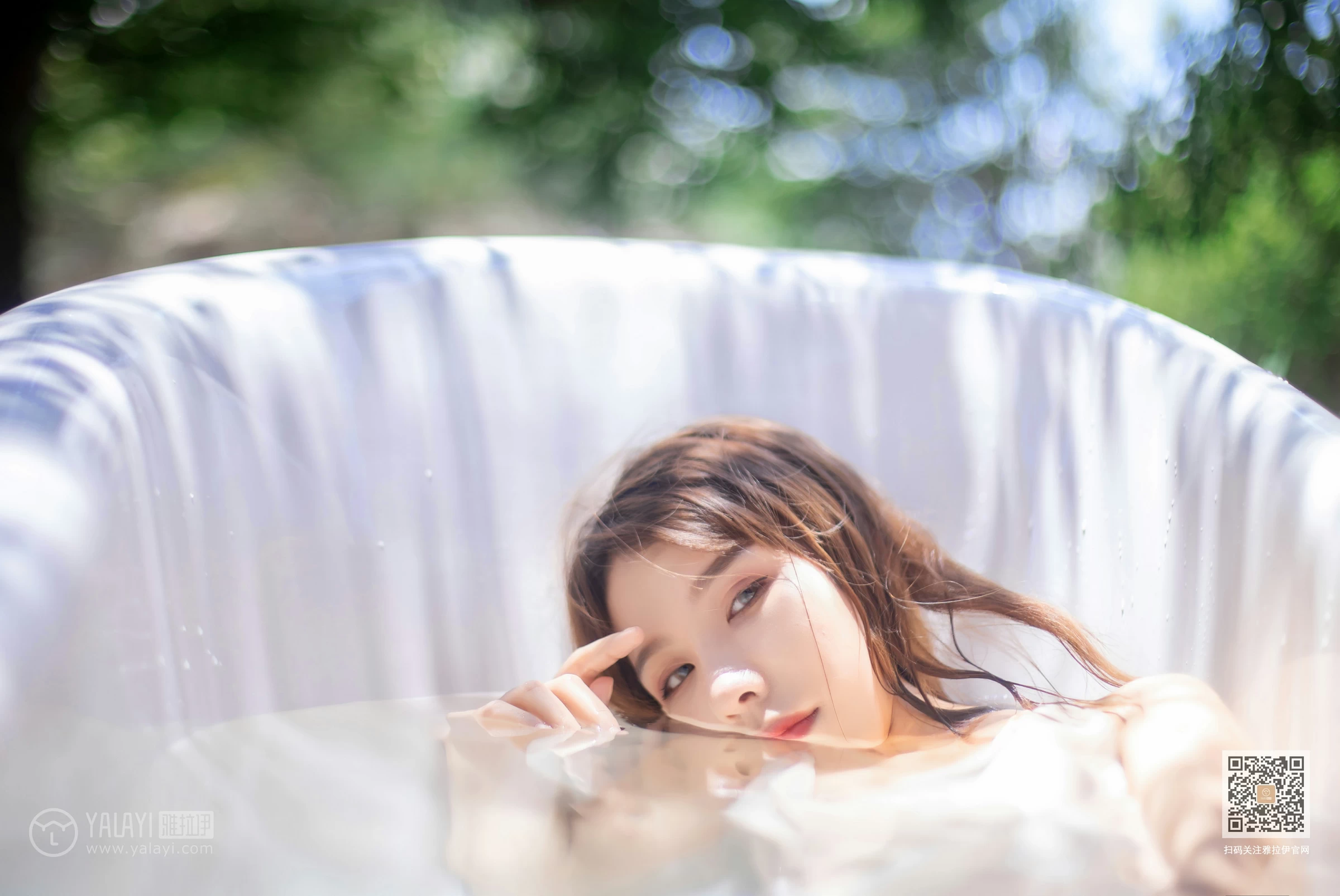 [YALAYI雅拉伊]Vol.453 天浴 令狐美 白色吊带透视连衣裙性感私房写真集第5张