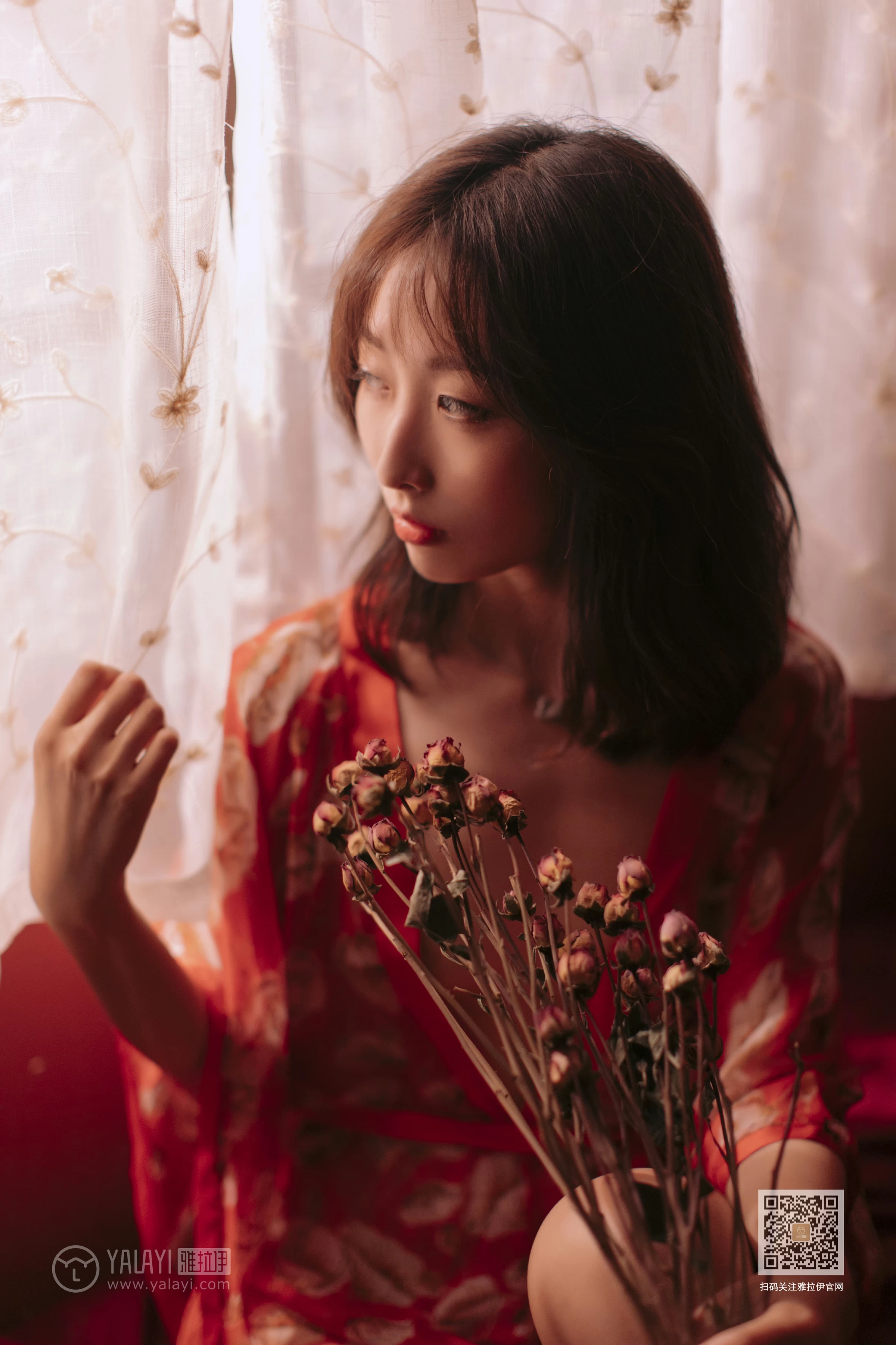 [YALAYI雅拉伊]Vol.460 红妆写真 佳佳 红色睡衣居家性感私房写真集第2张