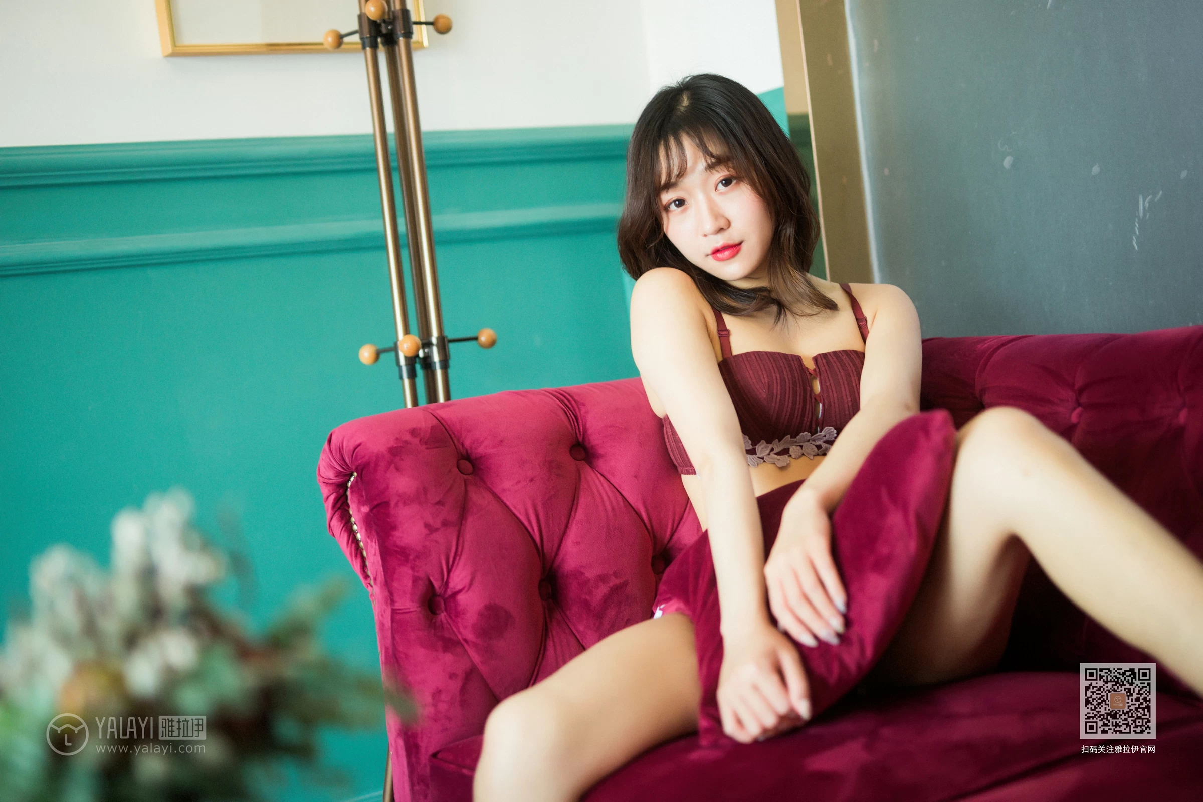 [YALAYI雅拉伊]Vol.514 紫红天鹅绒 小颖 黑色睡衣加红色性感内衣私房写真集第14张