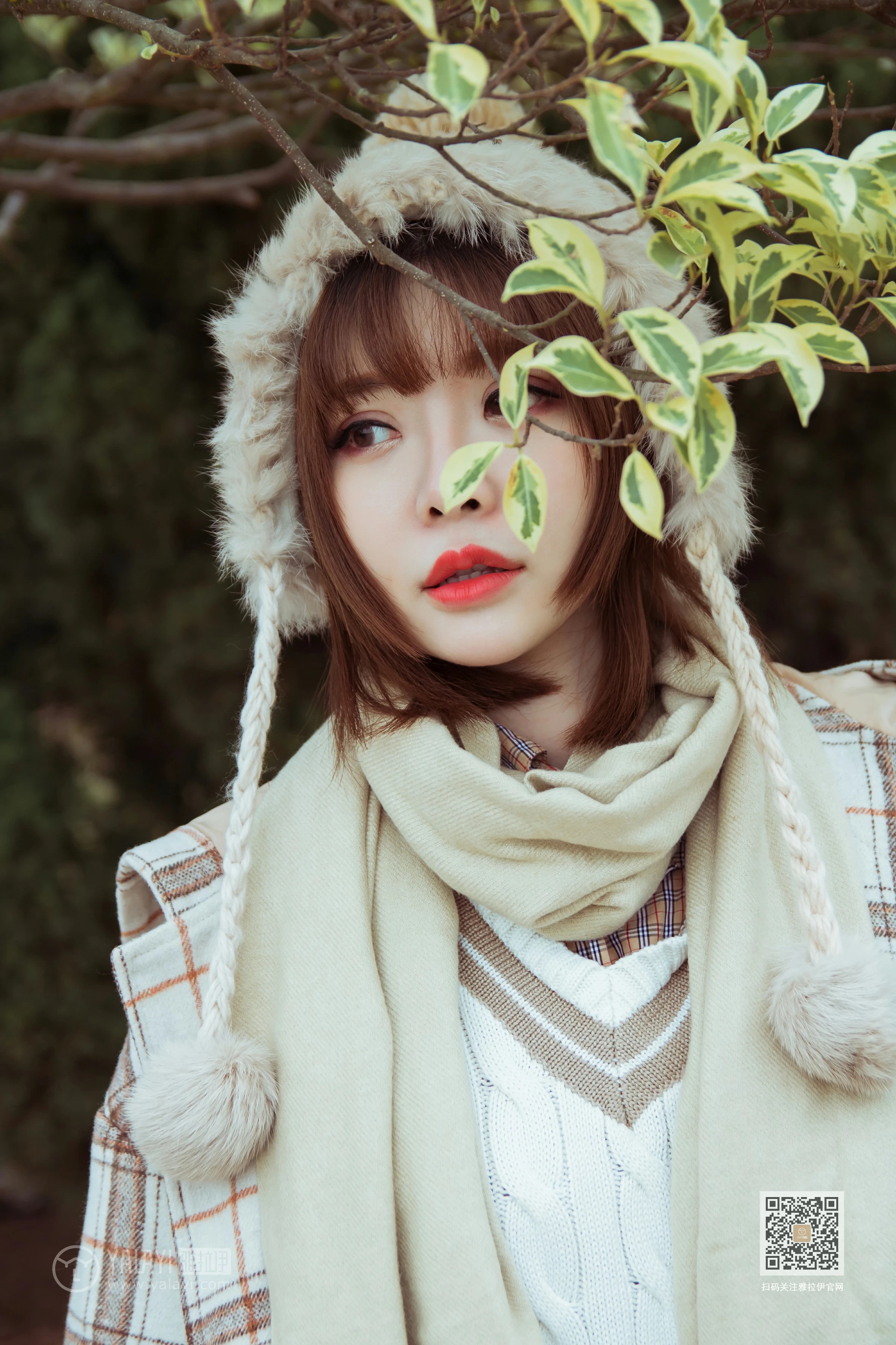 [YALAYI雅拉伊]Vol.515 冬日 阳阳 白色大衣加黑色短裙清纯可爱私房写真集第6张