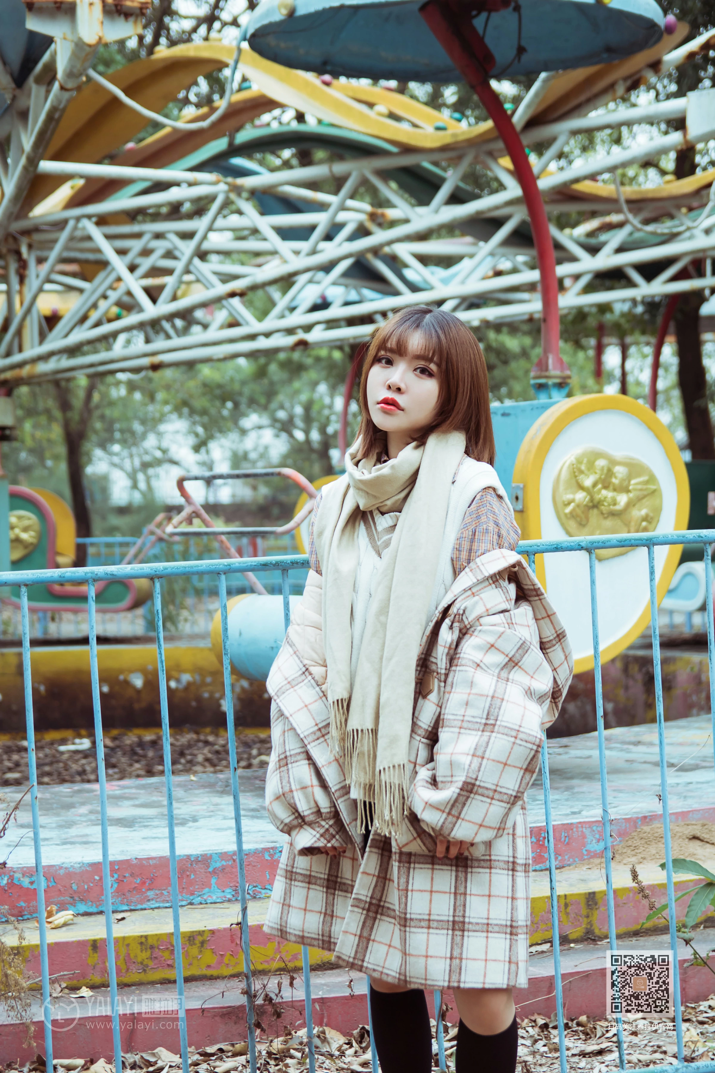 [YALAYI雅拉伊]Vol.515 冬日 阳阳 白色大衣加黑色短裙清纯可爱私房写真集第7张