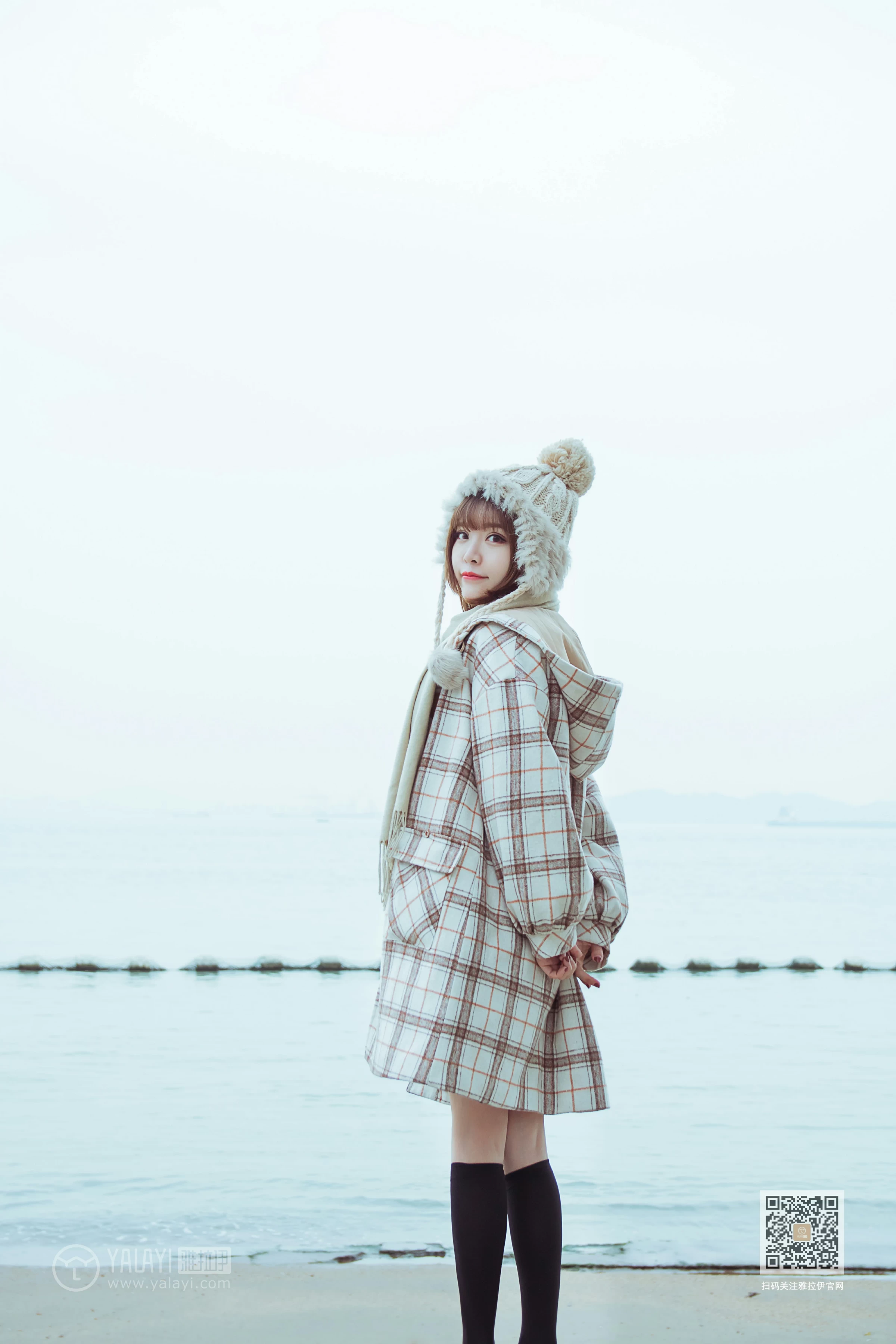 [YALAYI雅拉伊]Vol.515 冬日 阳阳 白色大衣加黑色短裙清纯可爱私房写真集第11张