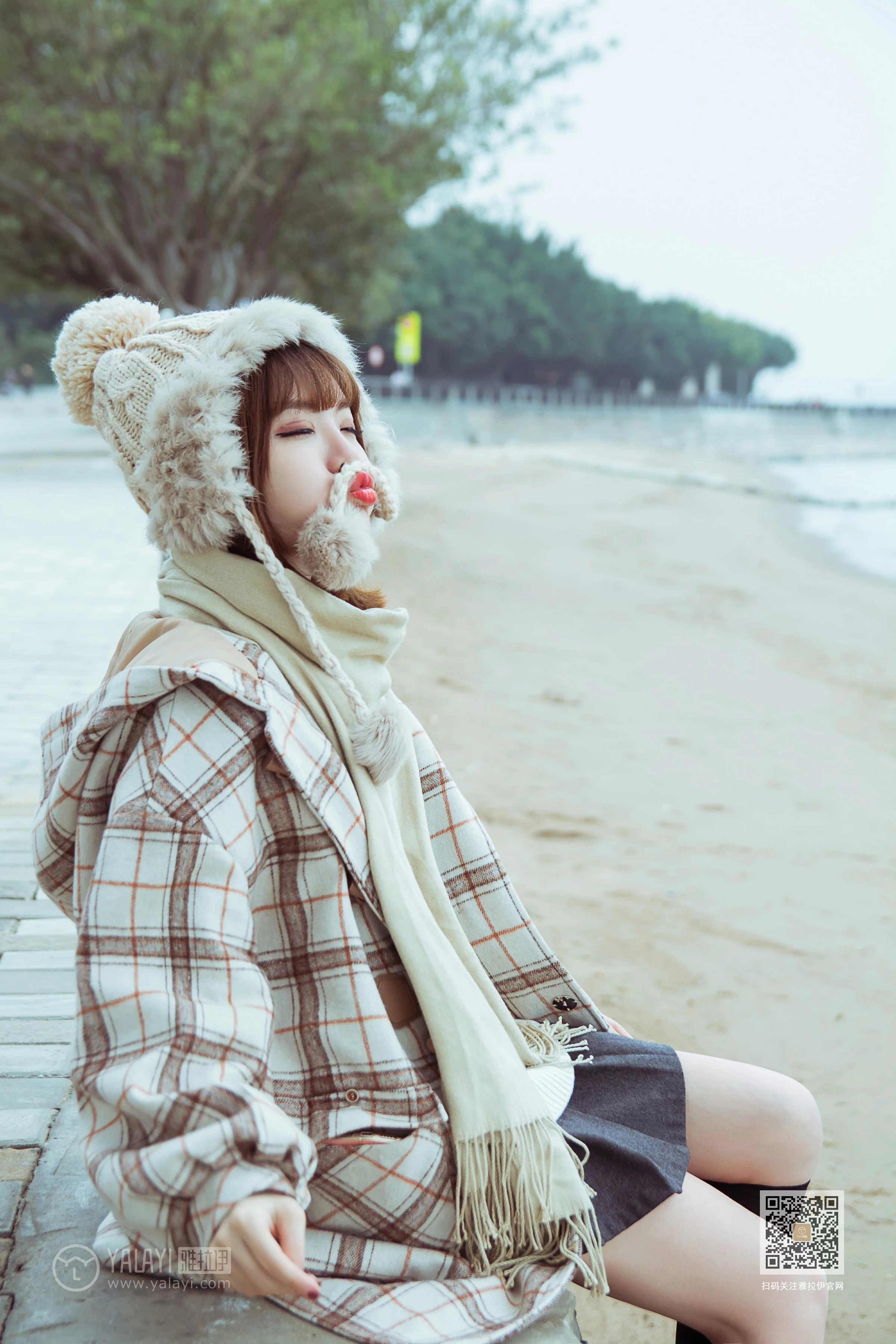 [YALAYI雅拉伊]Vol.515 冬日 阳阳 白色大衣加黑色短裙清纯可爱私房写真集第13张