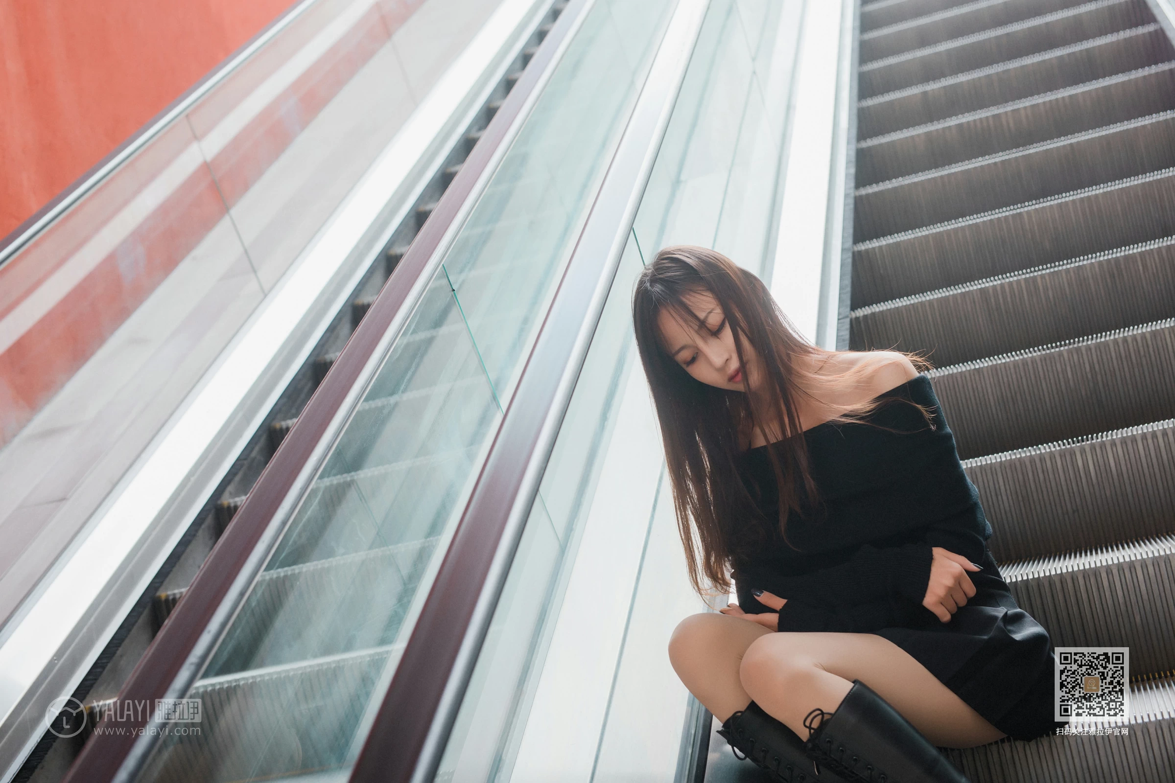 [YALAYI雅拉伊]Vol.520 广漂女孩儿 小五 黑色抹胸上衣加黑色短裙性感私房写真集第4张