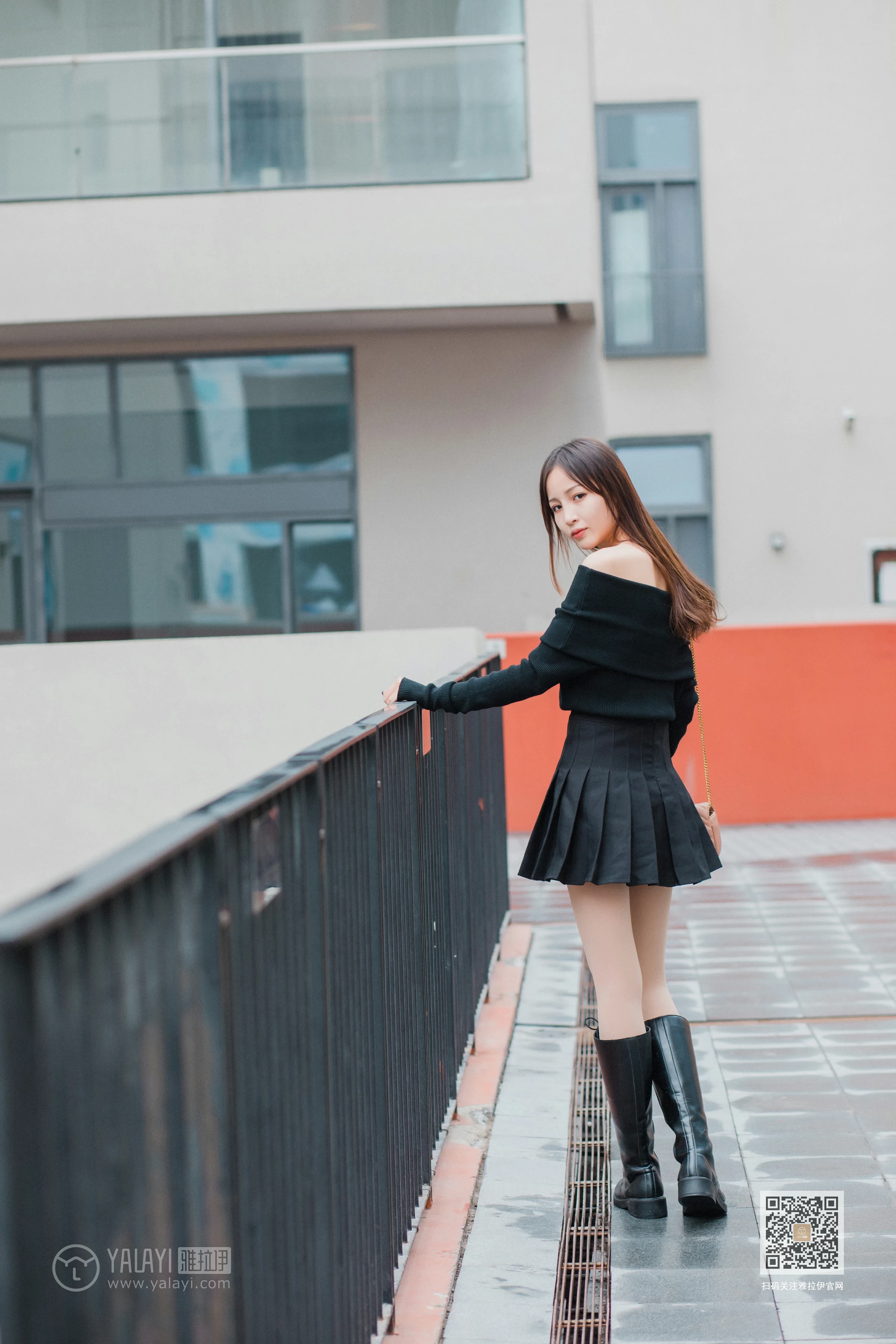 [YALAYI雅拉伊]Vol.520 广漂女孩儿 小五 黑色抹胸上衣加黑色短裙性感私房写真集第9张